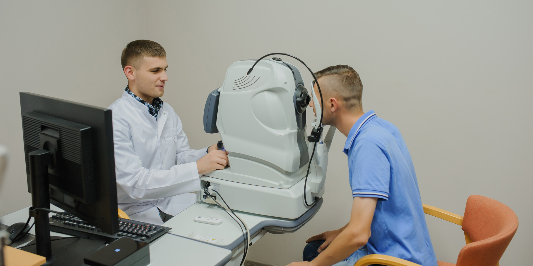 Kiểm tra mắt lâm sàng là bước đầu tiên cần thực hiện trước khi lên kế hoạch mổ mắt nhược thị