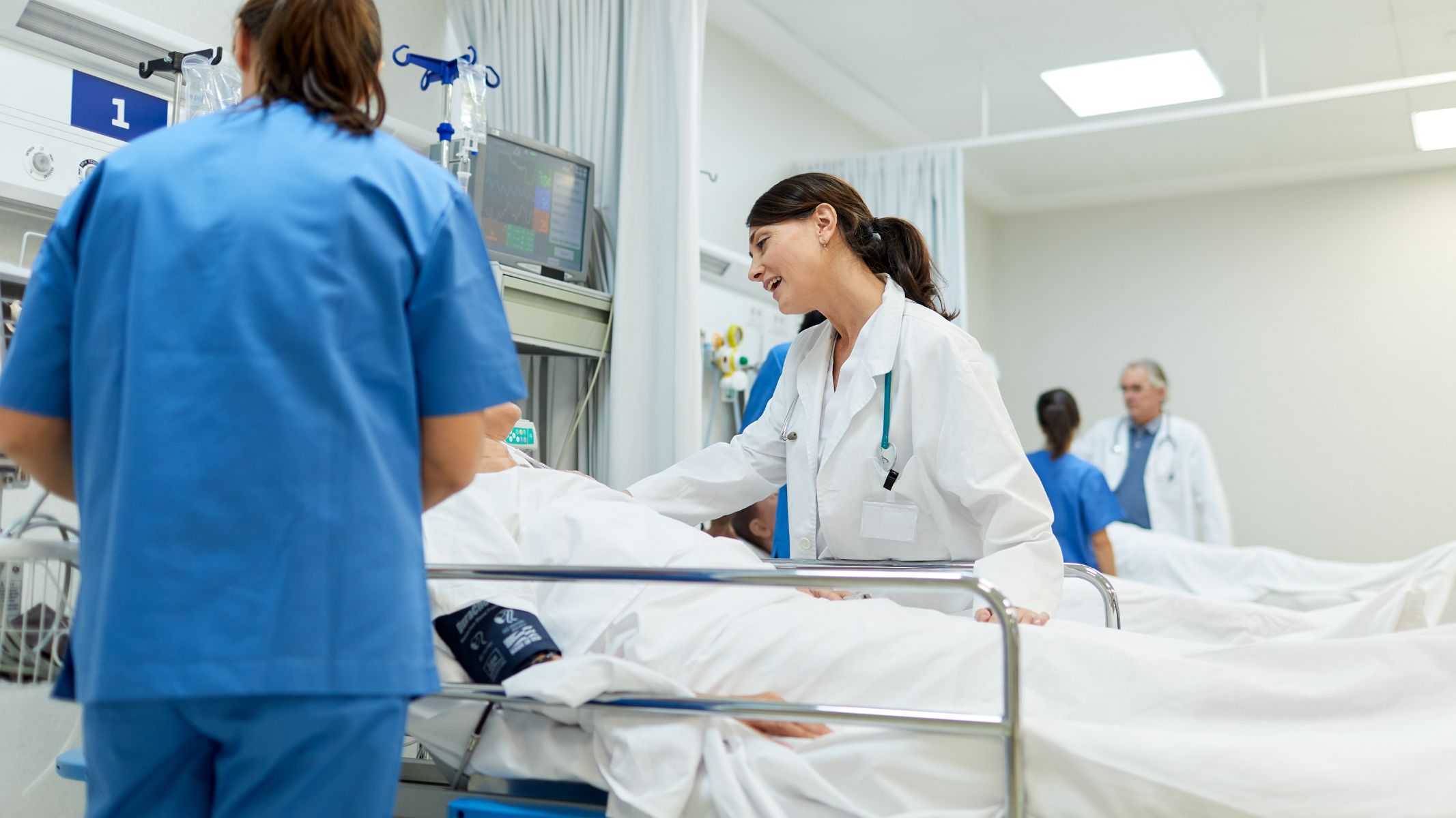 Người nhà cần quan sát kỹ các dấu hiệu bất thường, thông báo ngay cho bác sĩ để được xử lý kịp thời