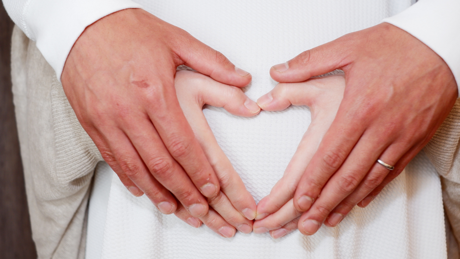 Mẹ bầu cần chú ý nghỉ ngơi và ưu tiên thực phẩm giàu acid folic, vitamin B6, protein