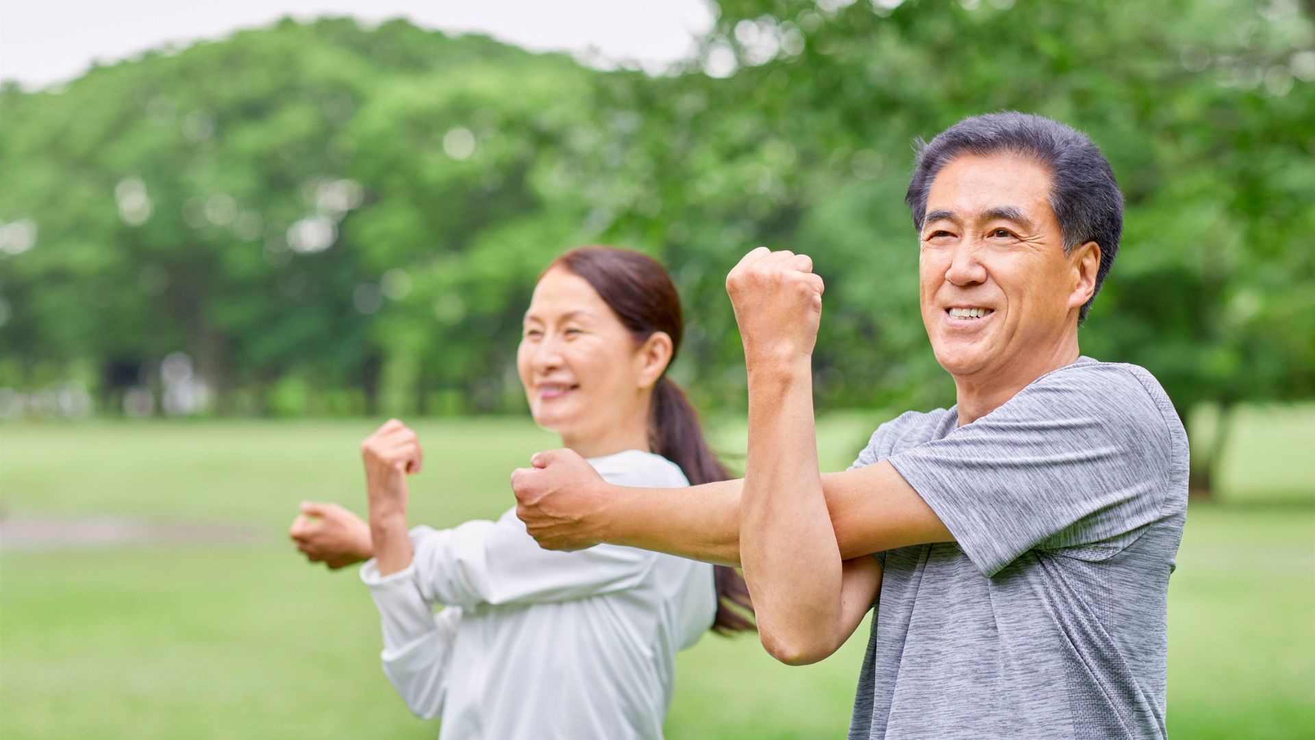 Vận động nhẹ nhàng giúp cơ thể sử dụng năng lượng hiệu quả và giữ tinh thần tích cực