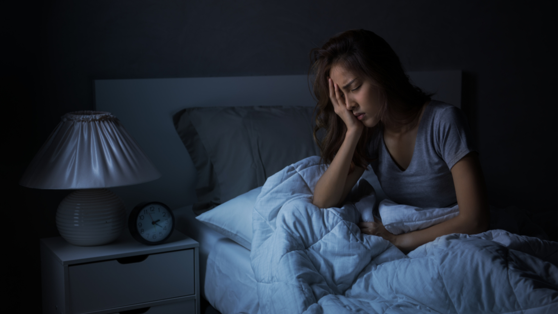 Ngủ không đủ giấc hay stress kéo dài có thể làm hormone mất cân bằng, khiến đường huyết buổi sáng tăng cao