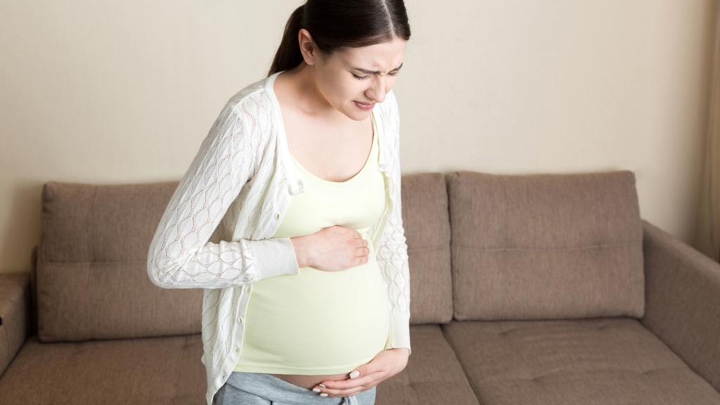 Cần đi khám ngay khi ra máu, đau bụng, choáng váng hoặc nghi ngờ thai ngoài tử cung