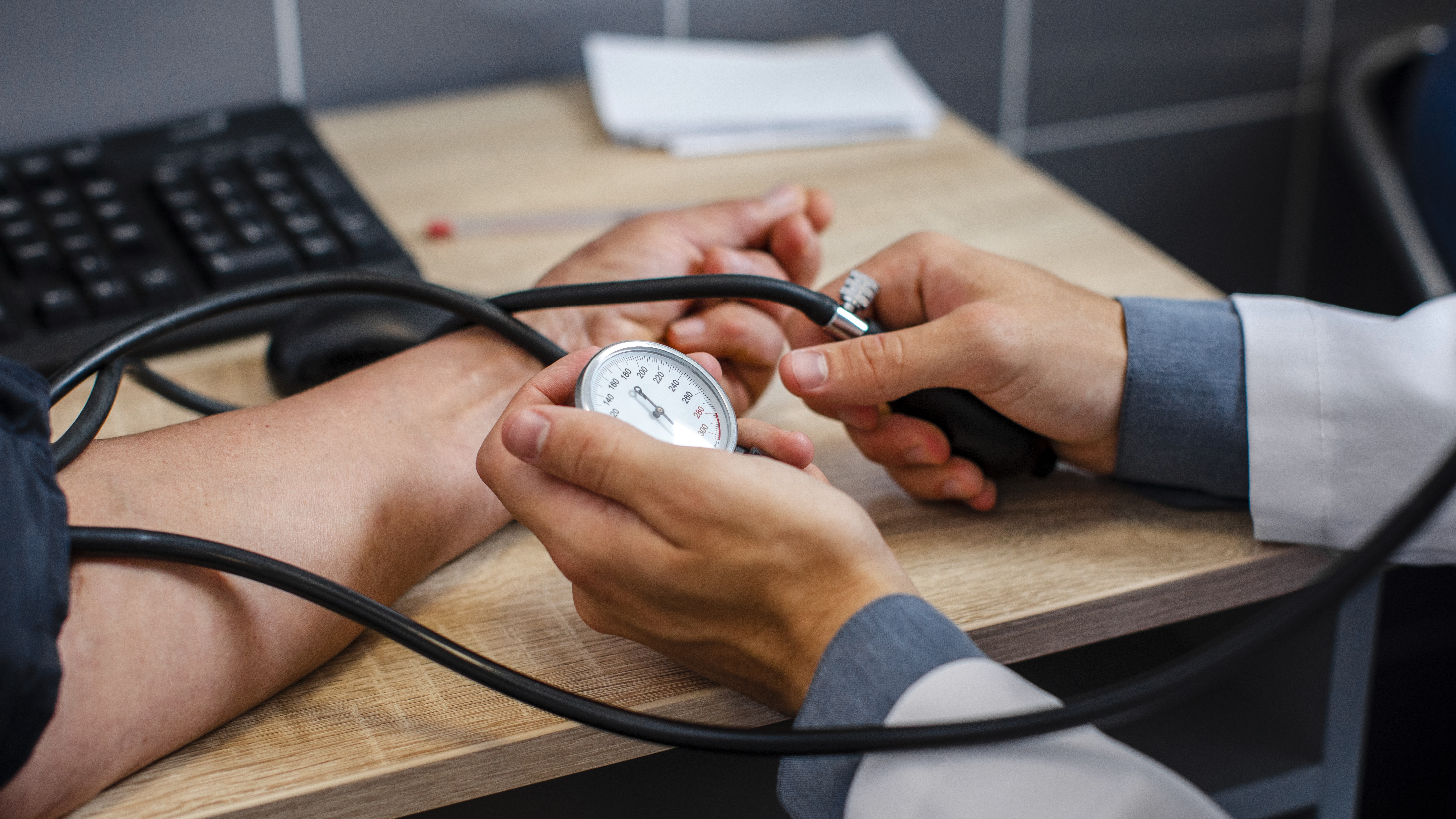 Chỉ số HGB trong máu cao có thể gây tăng huyết áp và nhịp tim nhanh