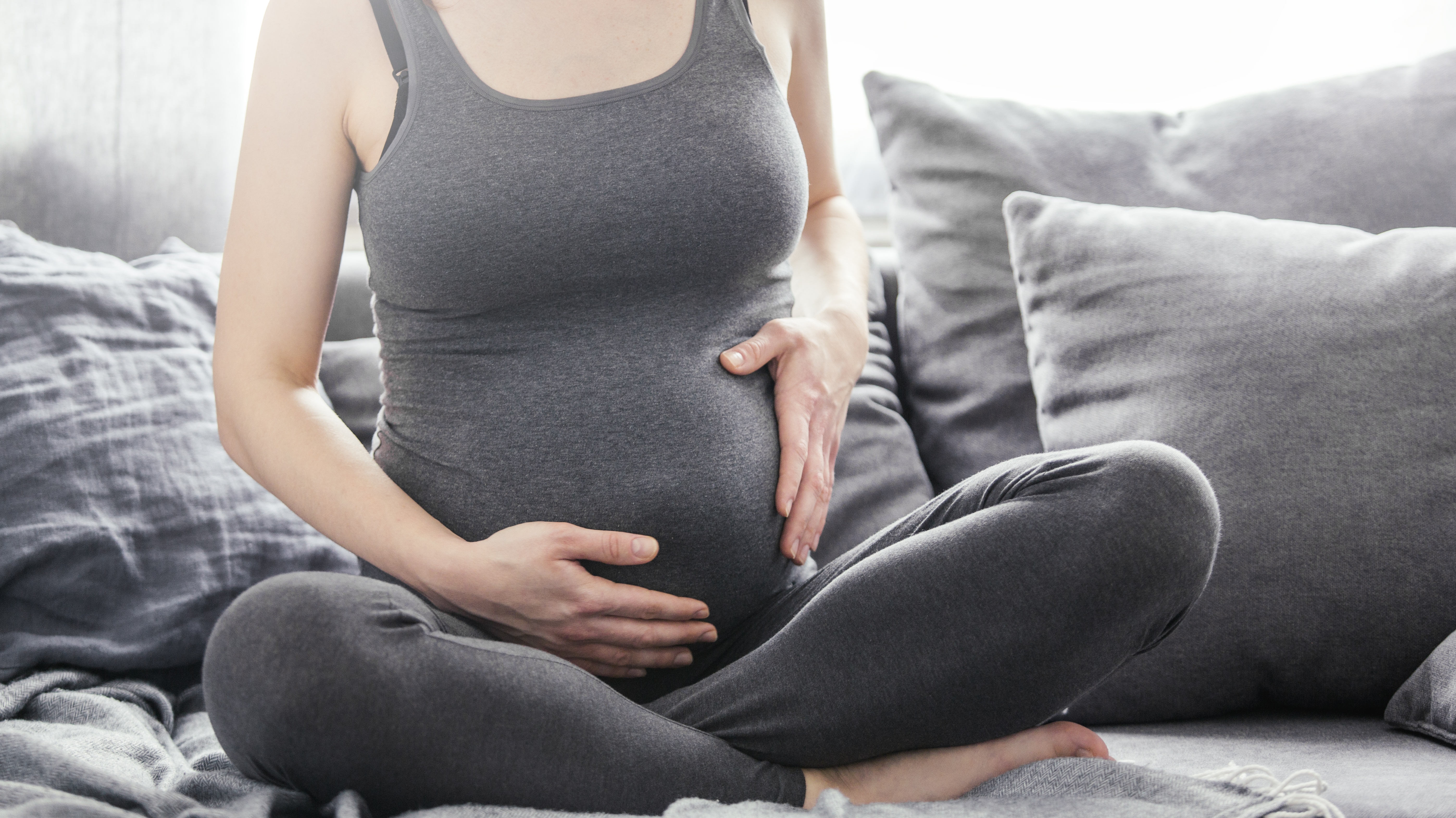 Nếu mẹ bầu thấy mệt mỏi kéo dài và chóng mặt nhiều, nên đi xét nghiệm máu