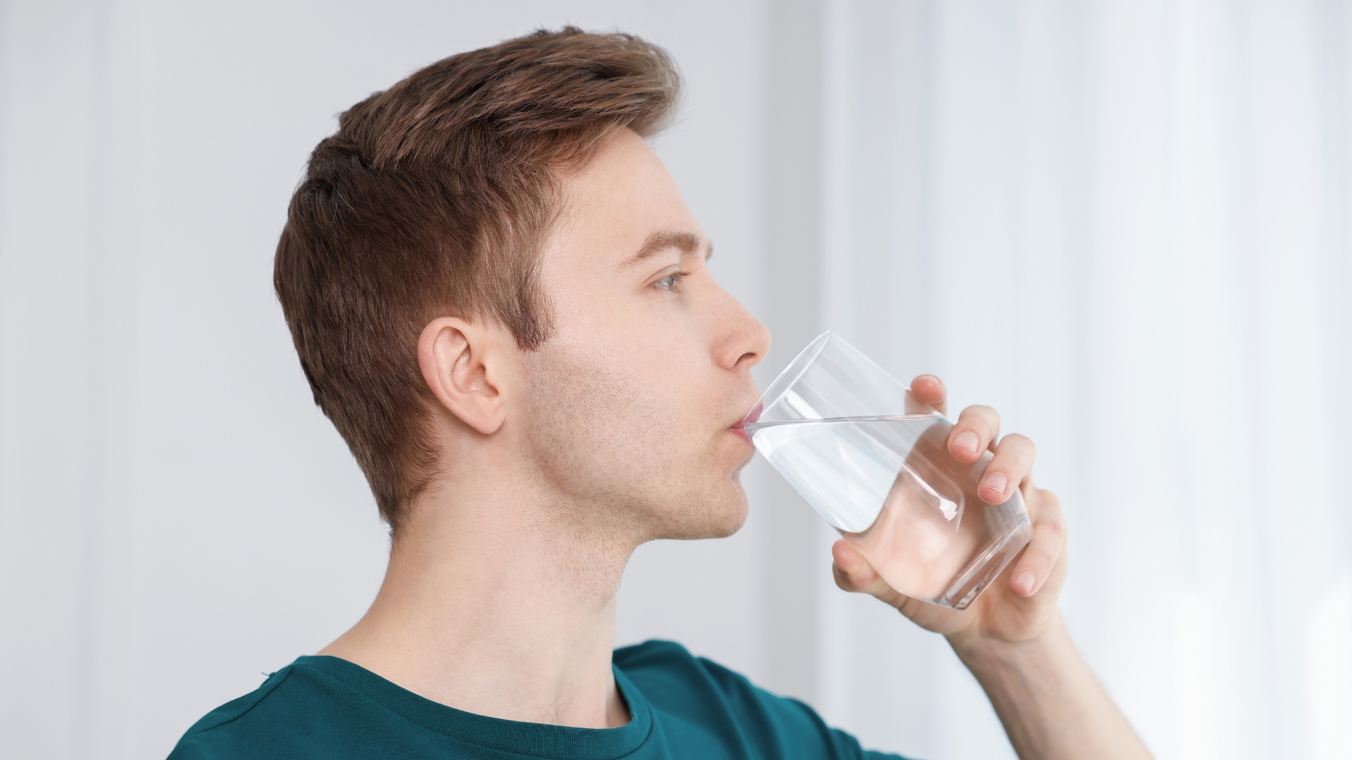 Việc bổ sung nước giúp làm loãng nước tiểu và hỗ trợ cơ thể đào thải vi khuẩn ra ngoài hiệu quả hơn