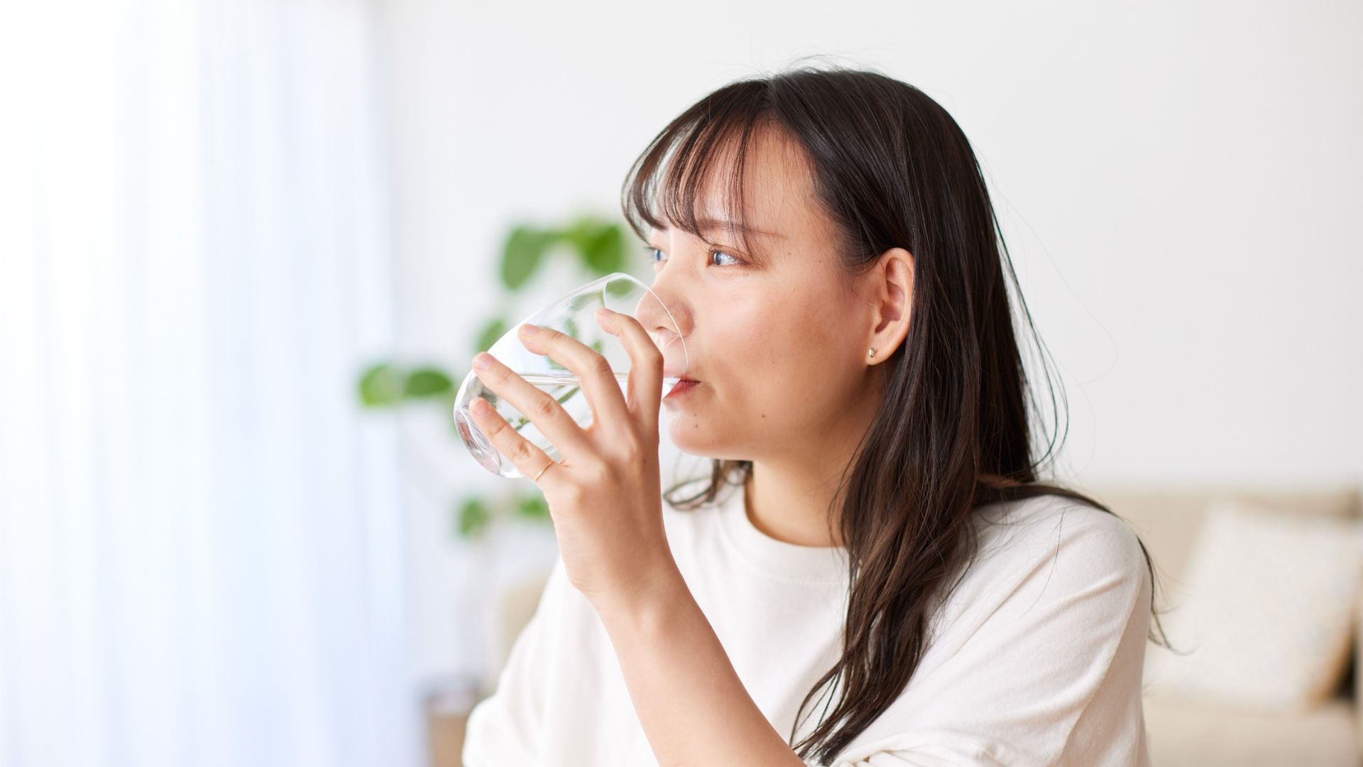 Uống đủ nước mỗi ngày giúp mẹ bầu ổn định lượng dịch ối