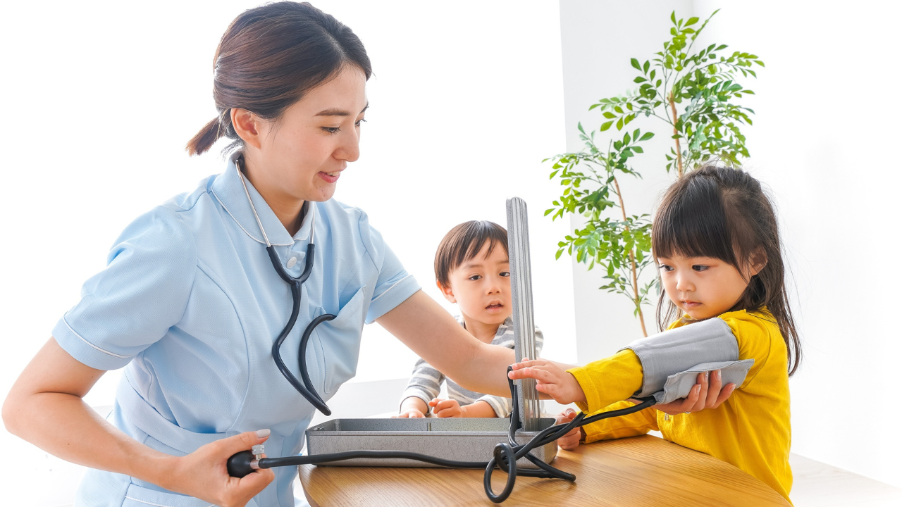 Theo dõi sức khỏe định kỳ giúp phát hiện sớm các vấn đề ảnh hưởng đến chiều cao của trẻ