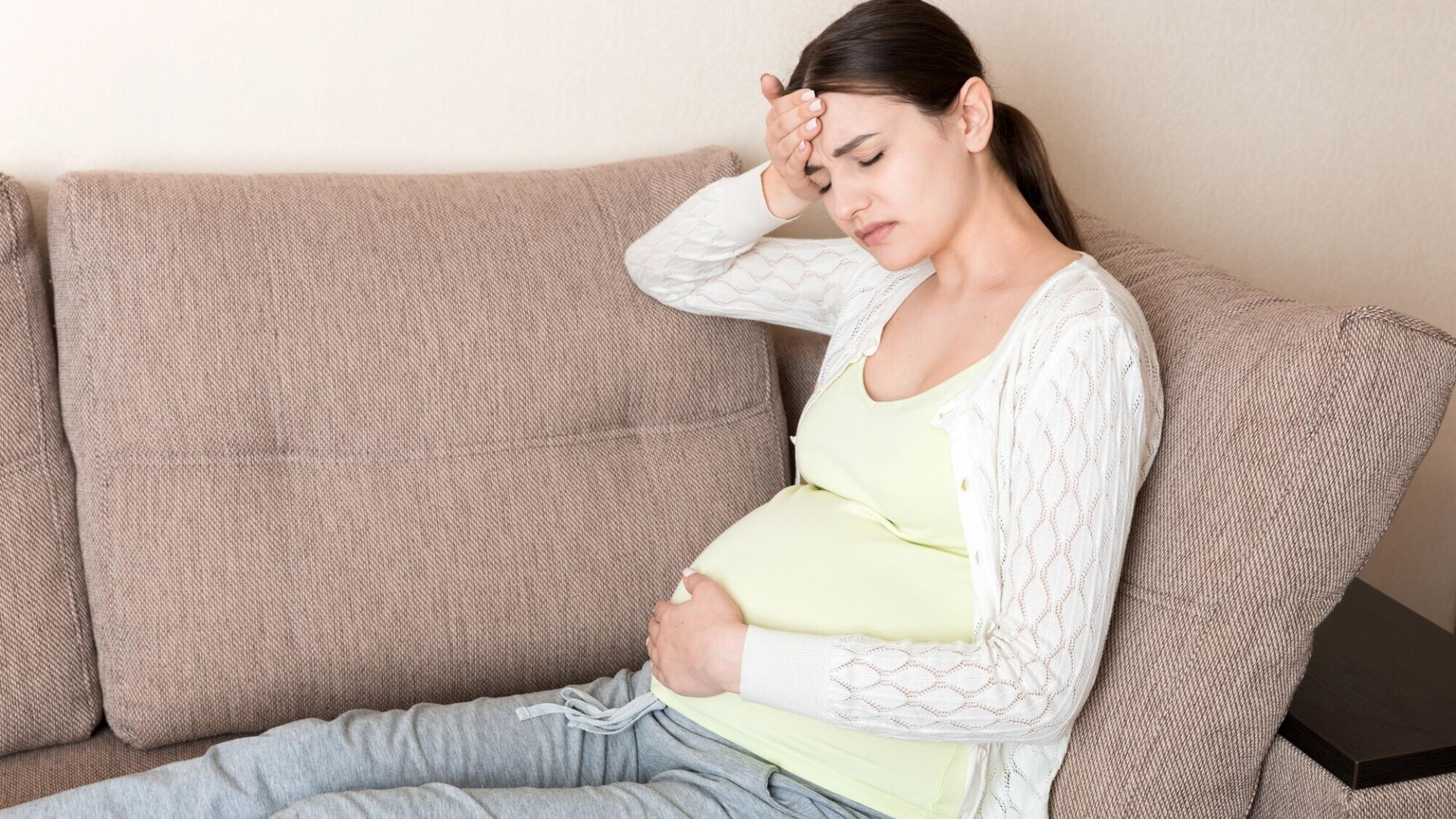 Đau âm ỉ vùng xương chậu là biểu hiện gián tiếp của tình trạng cổ tử cung ngắn ở mẹ bầu mang đa thai