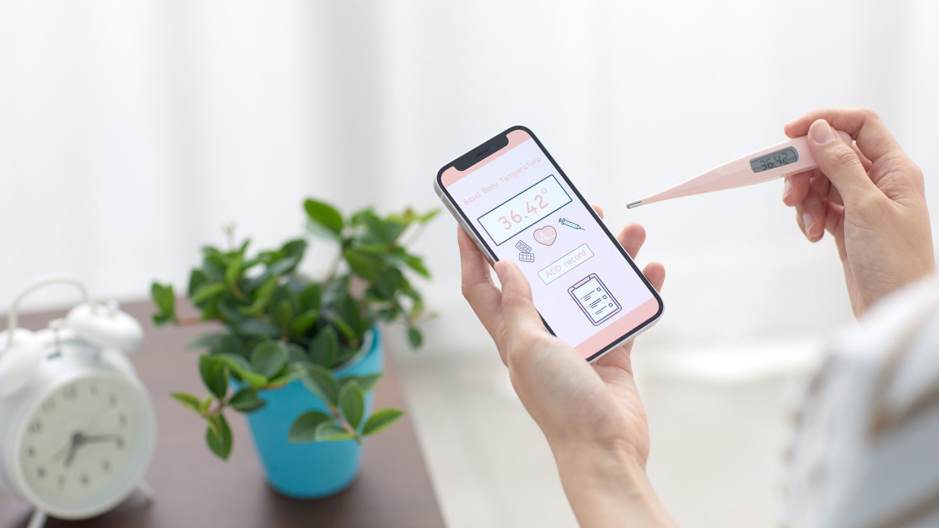 Trẻ sơ sinh cần được theo dõi thân nhiệt sau mỗi 3 - 4 giờ trong thời gian chiếu đèn