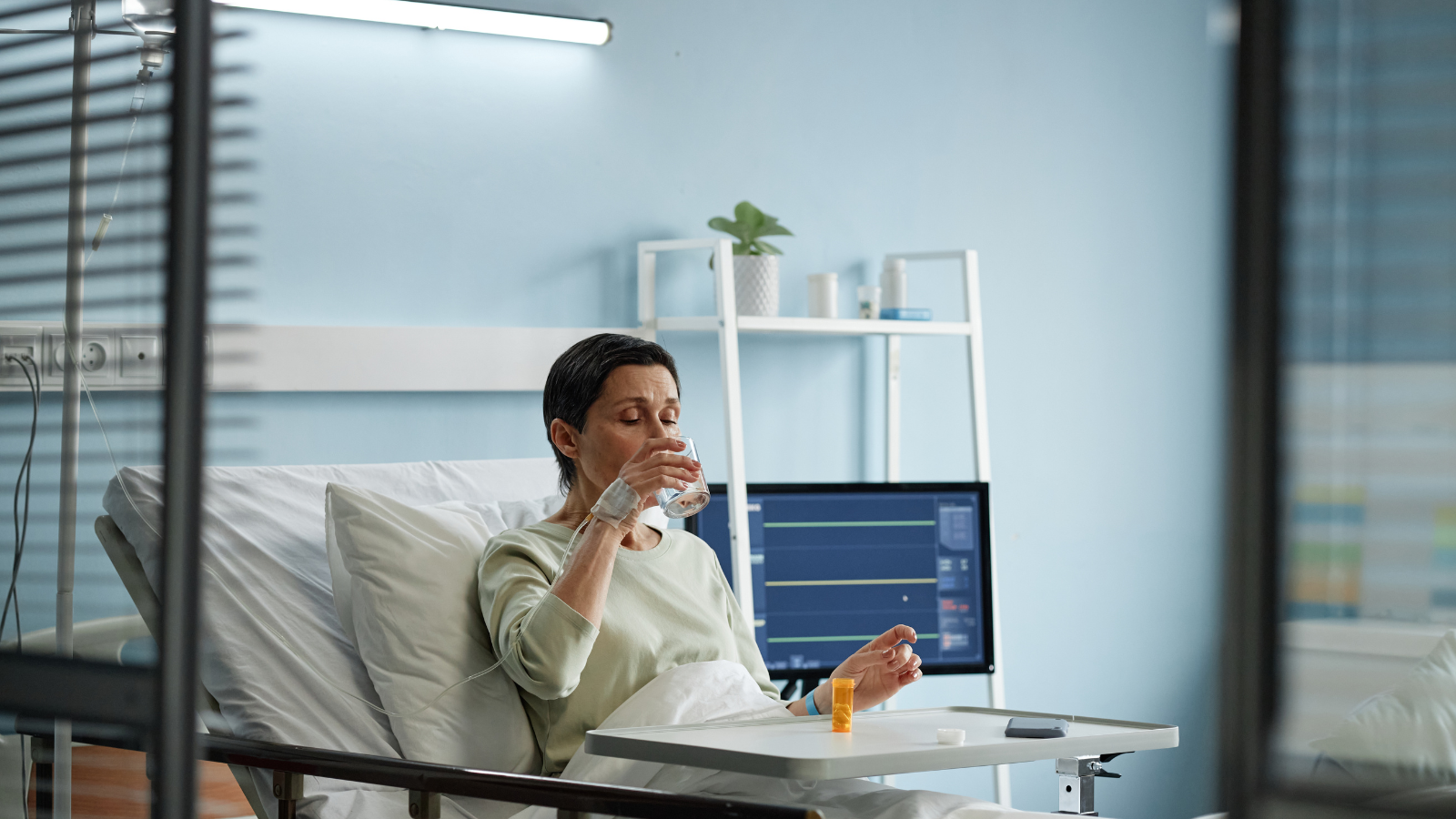 Cho người bệnh uống nước đường ấm nếu còn tỉnh táo để bổ sung năng lượng