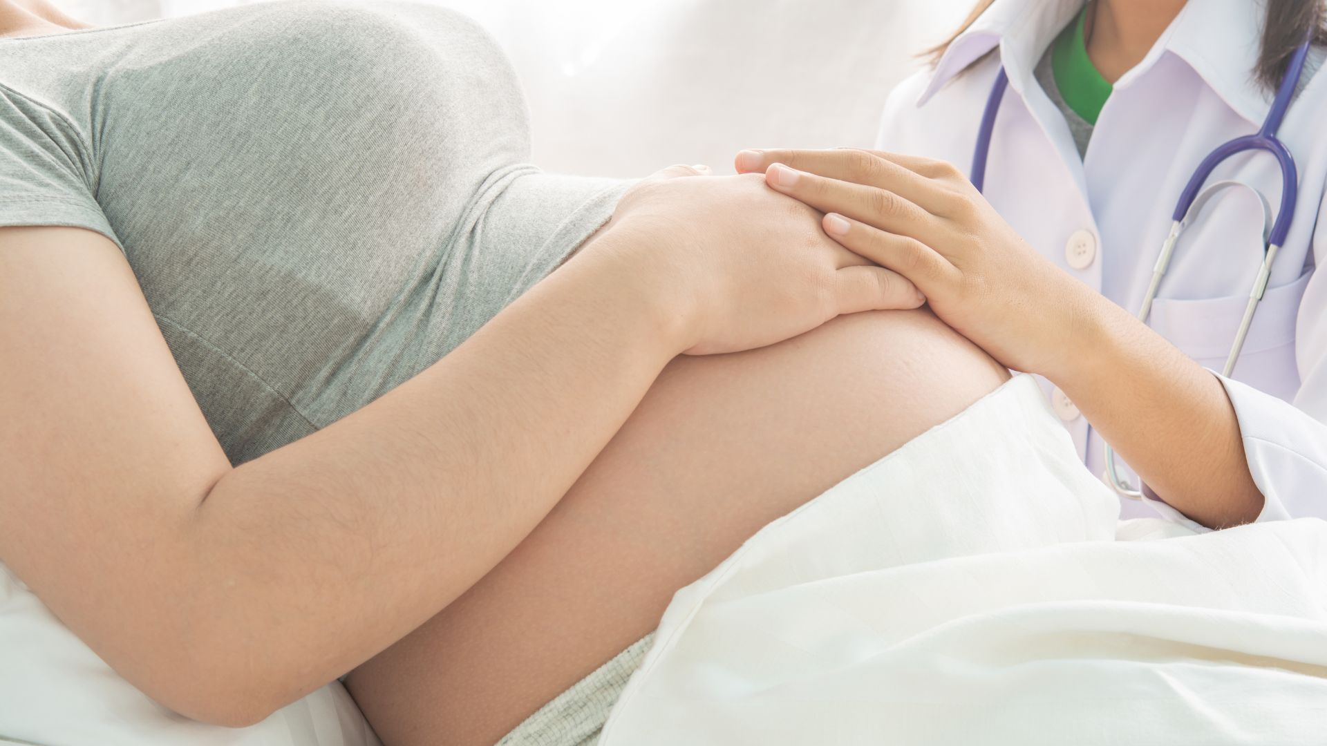 Mẹ bầu có thể cảm thấy đau nhói nhẹ khi chọc ối