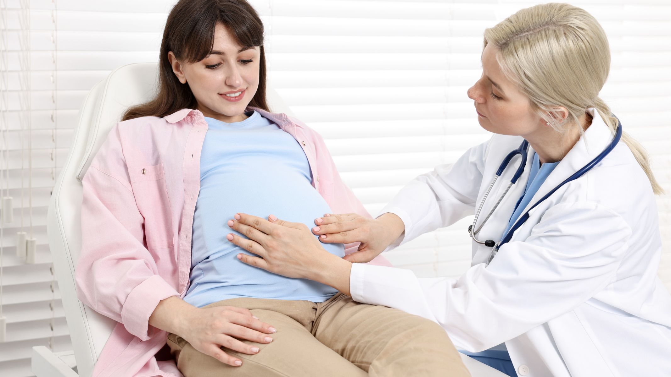 Sau thủ thuật, mẹ bầu nên ở lại cơ sở y tế từ 1 đến 2 giờ để theo dõi và kiểm tra nhịp tim thai, tình trạng tử cung