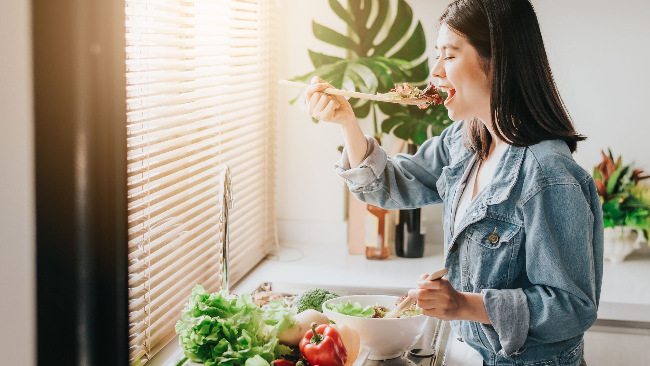 Bạn nên ưu tiên sử dụng thực phẩm giàu chất xơ hòa tan như rau xanh, trái cây, ngũ cốc nguyên hạt nhằm hỗ trợ đào thải cholesterol dư thừa