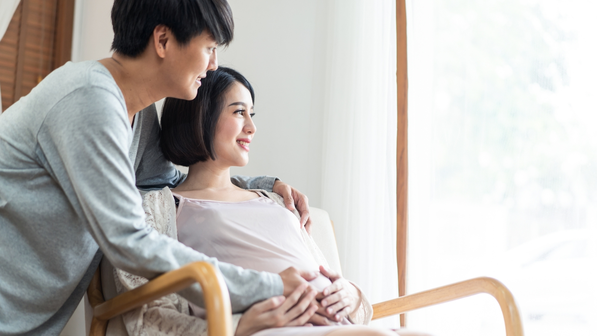 Việc trò chuyện, chia sẻ suy nghĩ với vợ hoặc người thân giúp giảm áp lực tâm lý, đồng thời tăng sự gắn kết trong giai đoạn thai kỳ