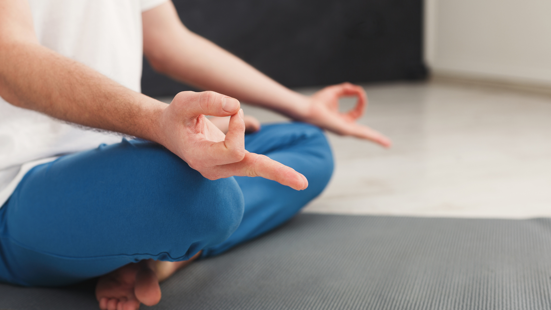 Hít thở sâu, tập yoga hoặc thiền đều đặn giúp hệ thần kinh tự chủ ổn định và cơ thể thư giãn hơn