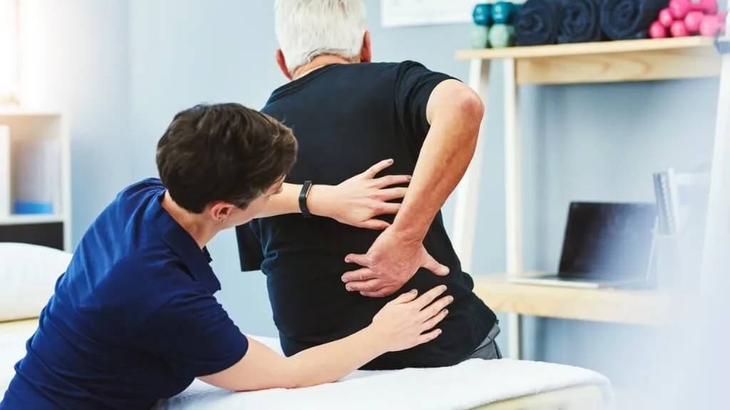 Thăm khám và chẩn đoán là một trong những quy trình điều trị thoát vị đĩa đệm bằng sóng cao tần