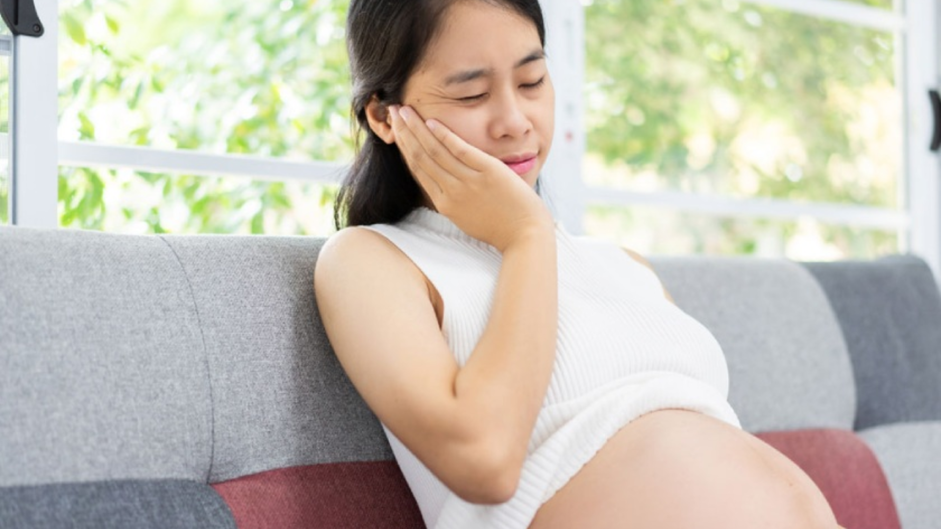 Hormone tăng cao khi mang thai khiến lợi sưng, răng nhạy cảm và tạo môi trường thuận lợi cho vi khuẩn