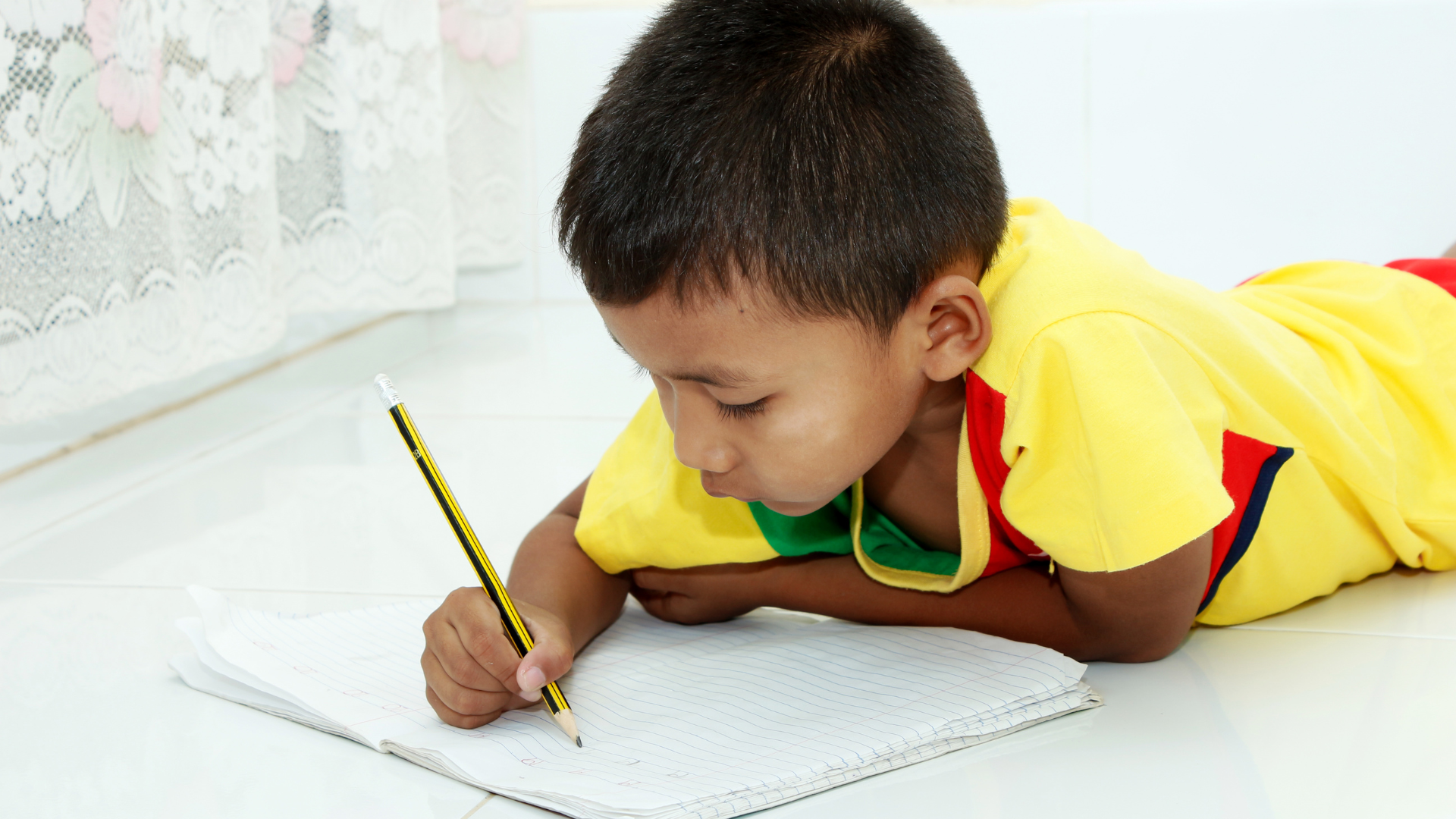 Một số trẻ gặp khó khăn kéo dài khi viết, dù đã được hướng dẫn đầy đủ