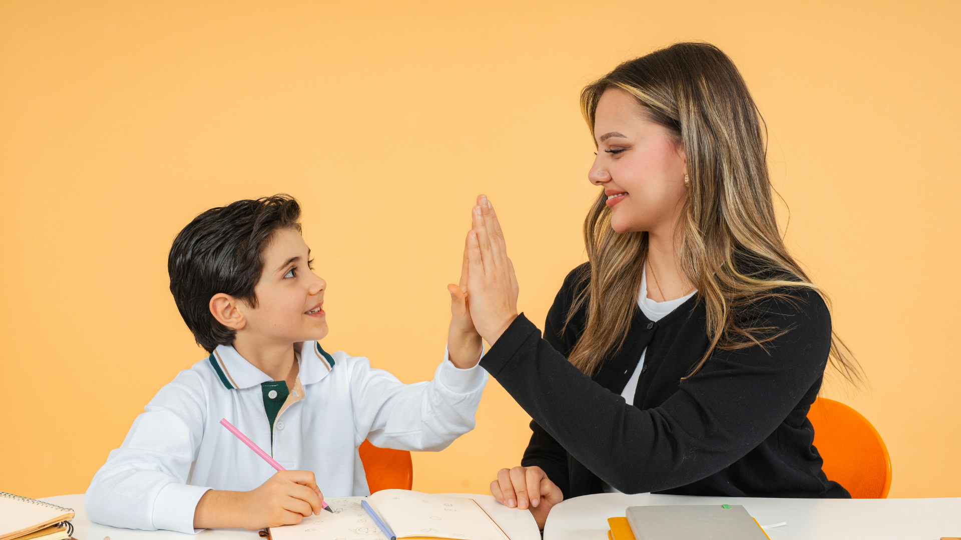 Các biện pháp hỗ trợ chủ yếu tập trung vào giáo dục và can thiệp kỹ năng