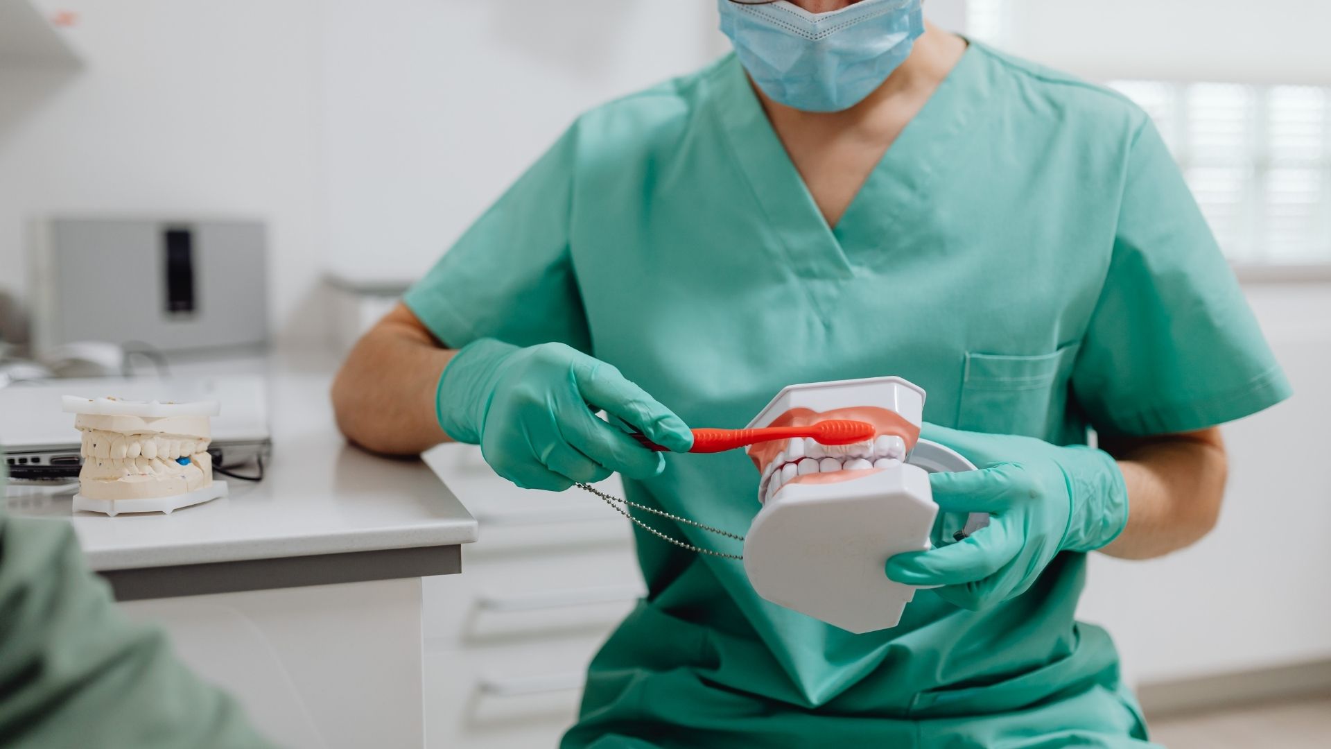 Duy trì vệ sinh răng miệng sạch sẽ giúp giảm tình trạng lưỡi trắng