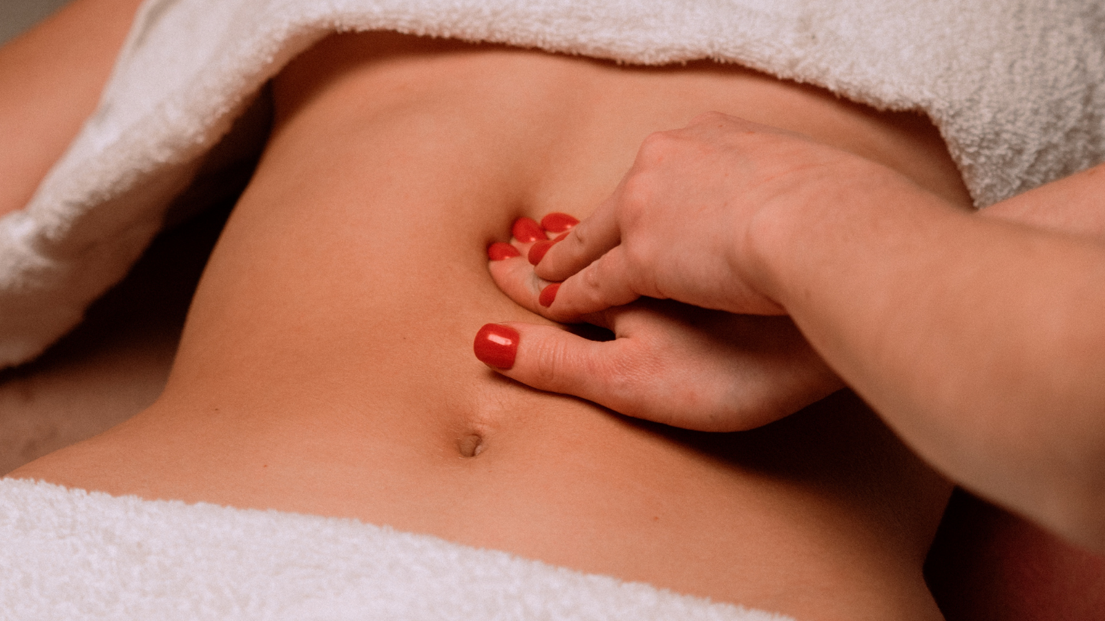 Kết hợp chườm nóng và massage nhẹ giúp giảm căng tức bụng, thư giãn cơ thể hiệu quả