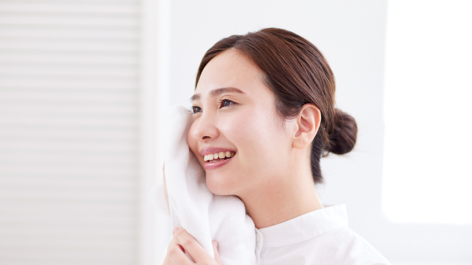 Sử dụng khăn mềm chườm mắt, giúp làm dịu và giảm căng tức vùng mắt