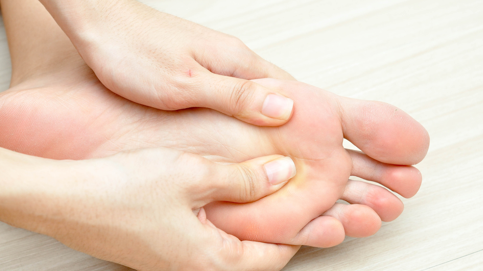 Chuột rút bàn chân phải làm sao? - Trung tâm Tiêm chủng Long Châu