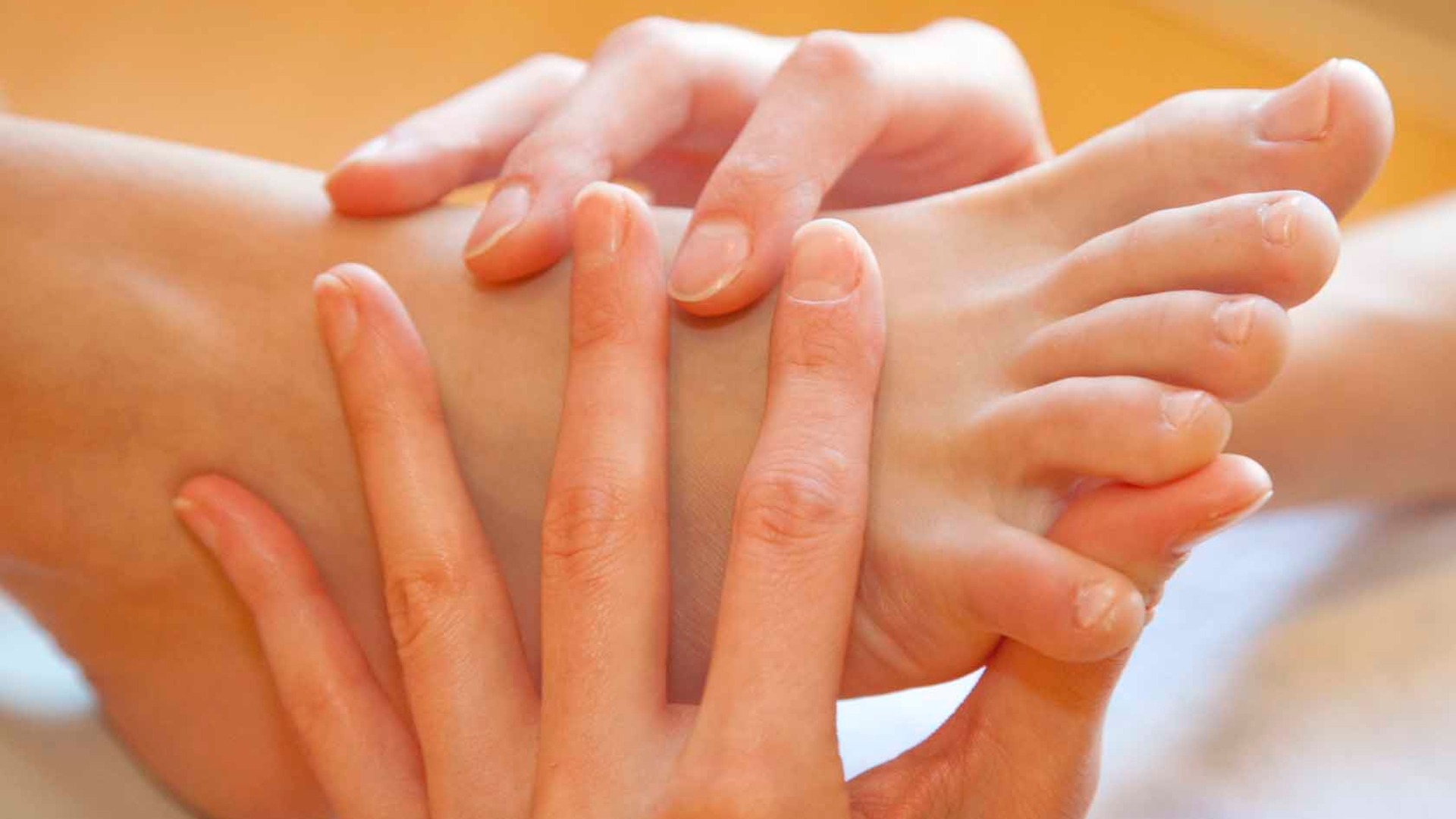 Xoa bóp giúp cơ bàn chân thư giãn sau khi bị chuột rút