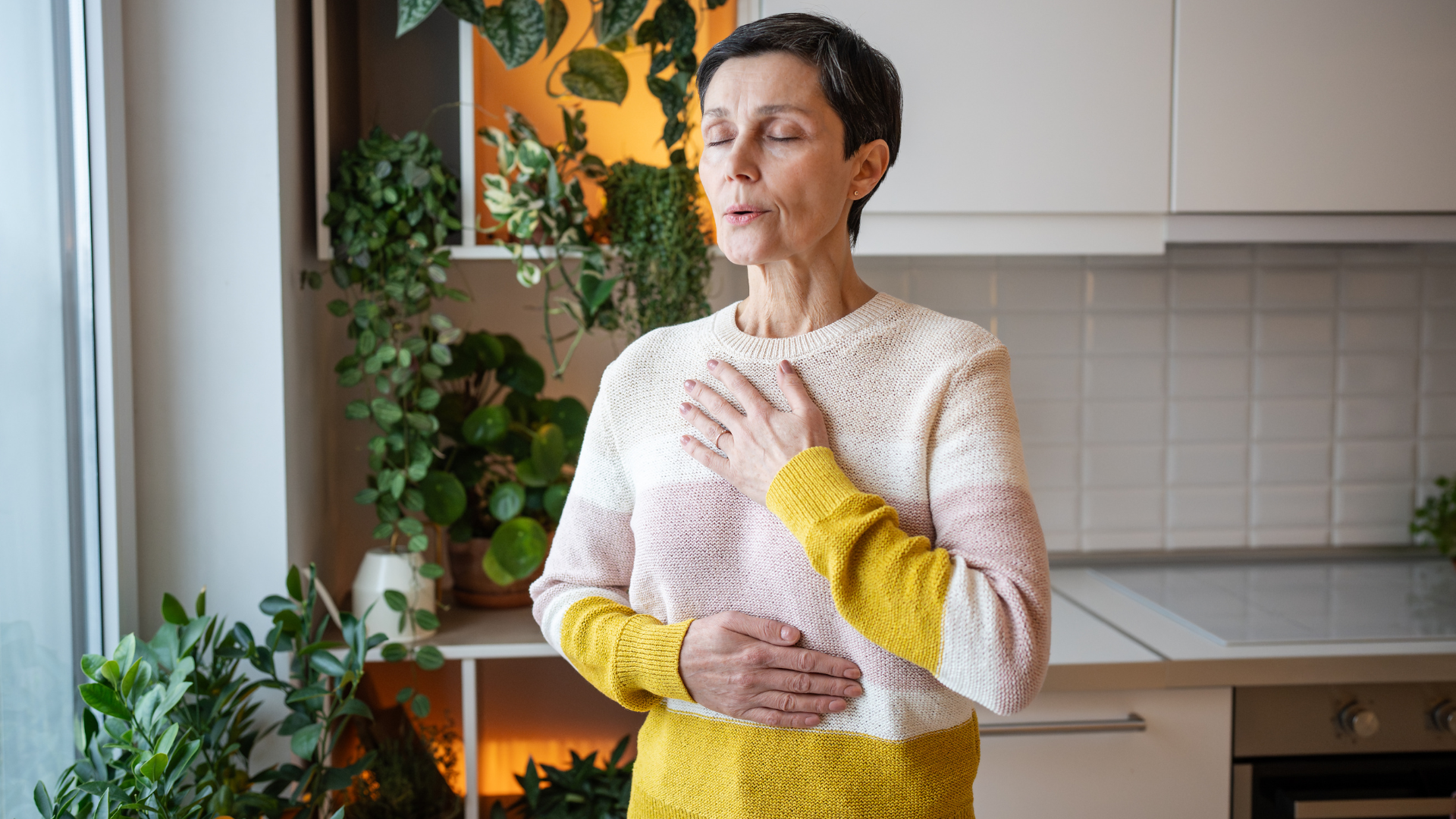 Điều chỉnh nhịp thở có thể giúp giảm áp lực lên cơ liên sườn và hỗ trợ giãn cơ