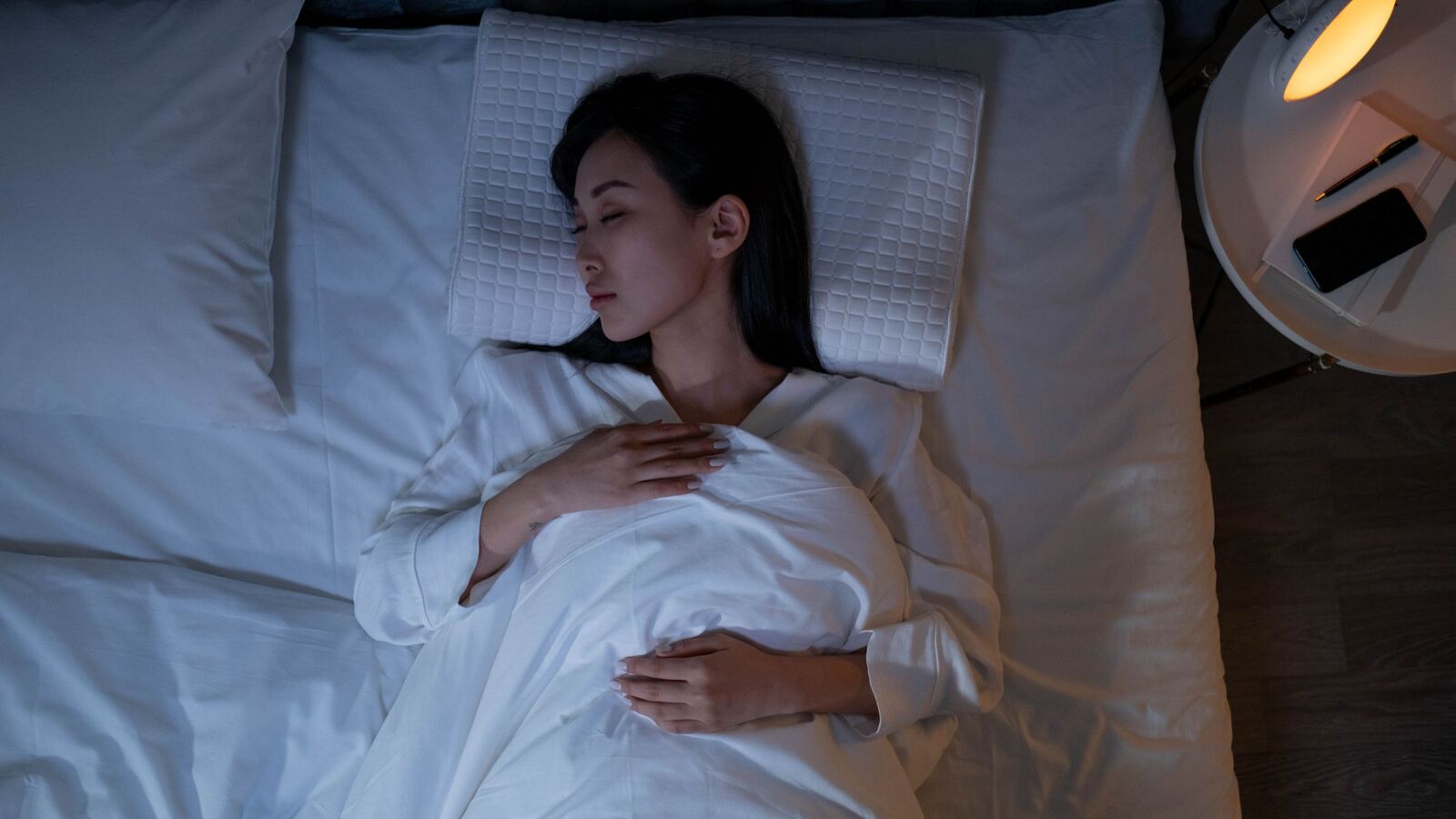Các cơn đau cơ thường khởi phát vào ban đêm khiến giấc ngủ bị gián đoạn