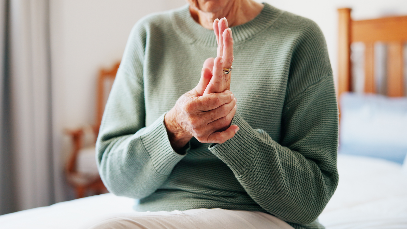 Chuột rút ngón tay khiến các ngón bị co cứng và khó cử động tạm thời