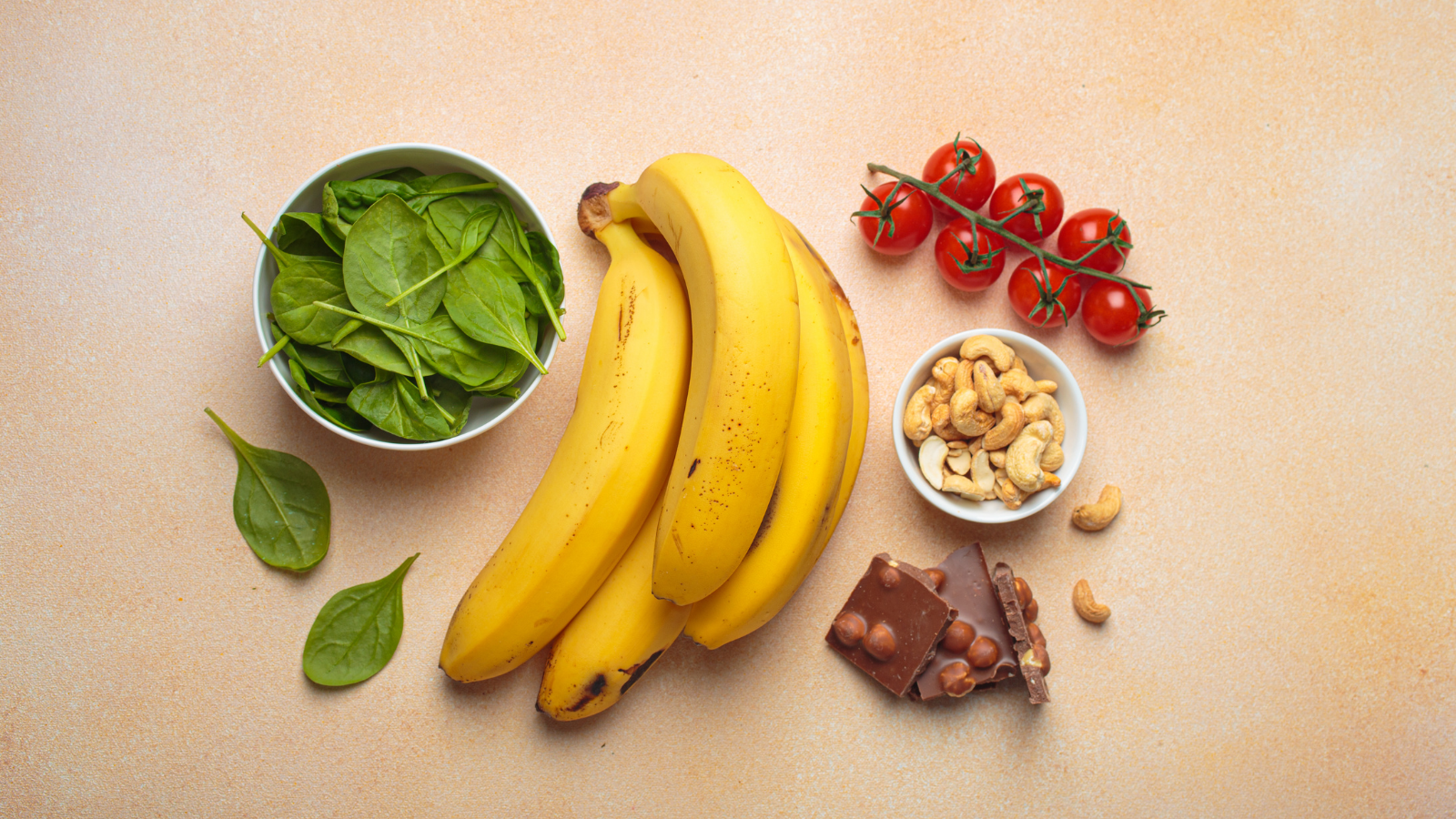 Chuột rút ngón tay có thể xuất phát từ nhiều nguyên nhân như thiếu chất, dùng tay quá mức