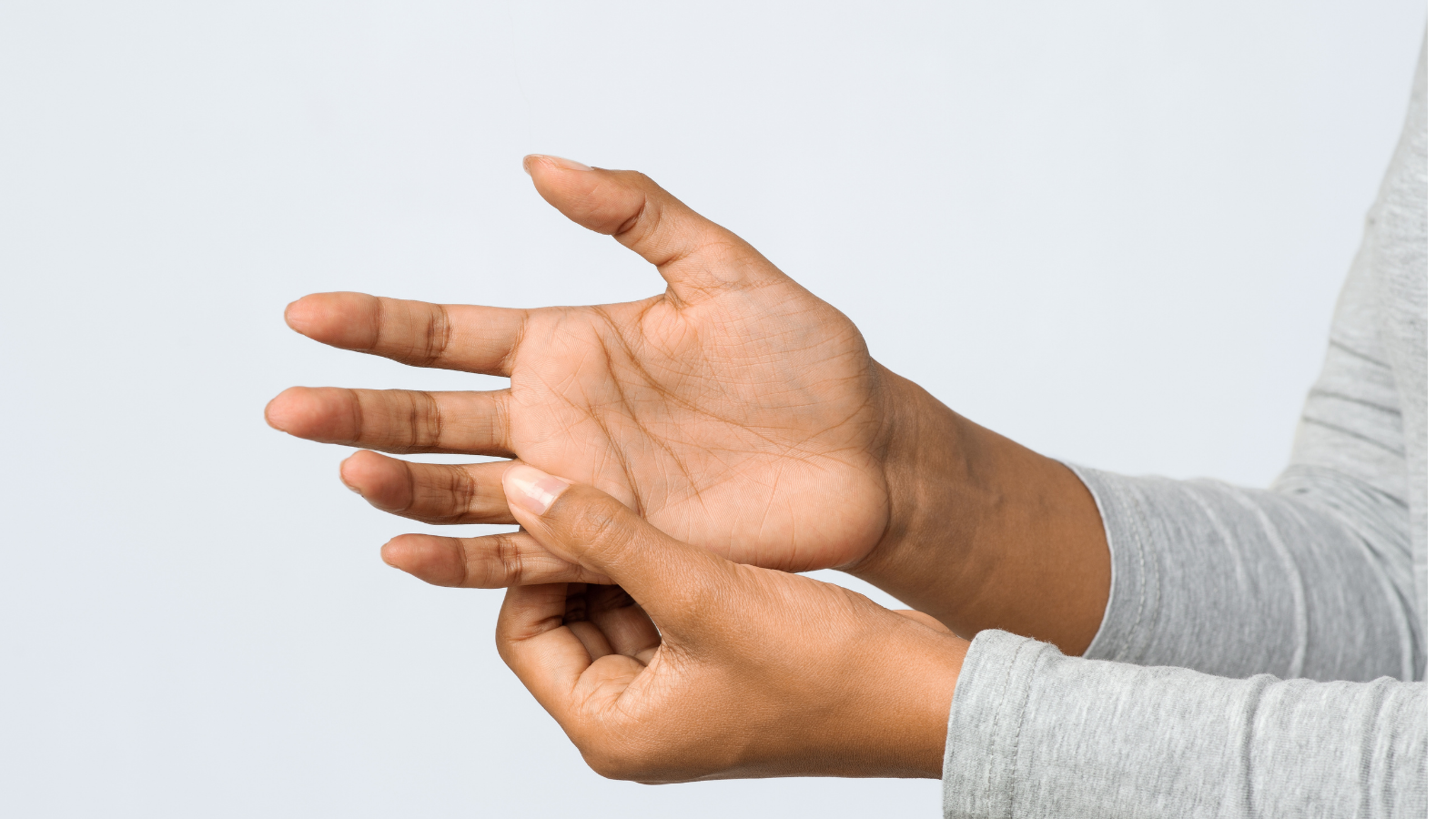 Chuột rút ngón tay có thể giảm nhanh khi được kéo giãn và xoa bóp đúng cách