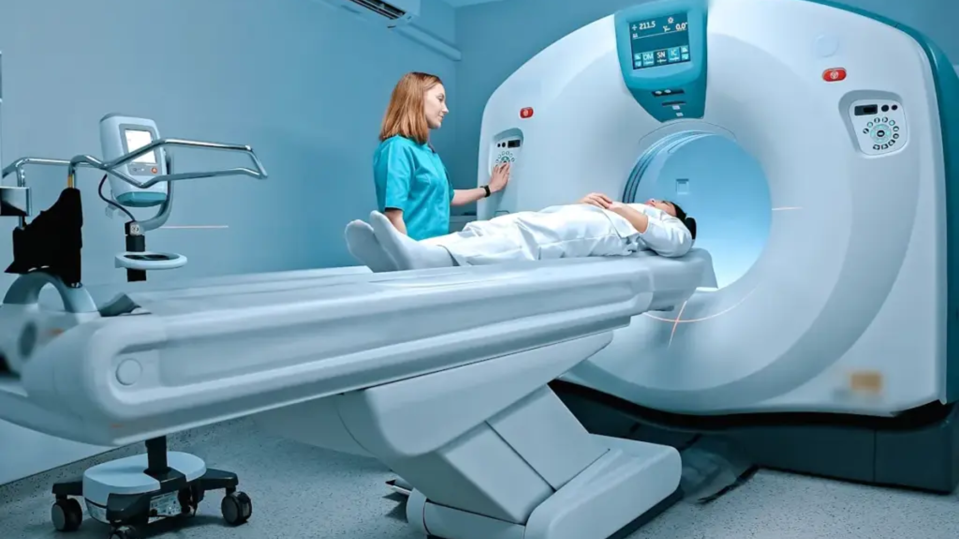 Tháo bỏ vật dụng kim loại khi chụp CT đại tràng