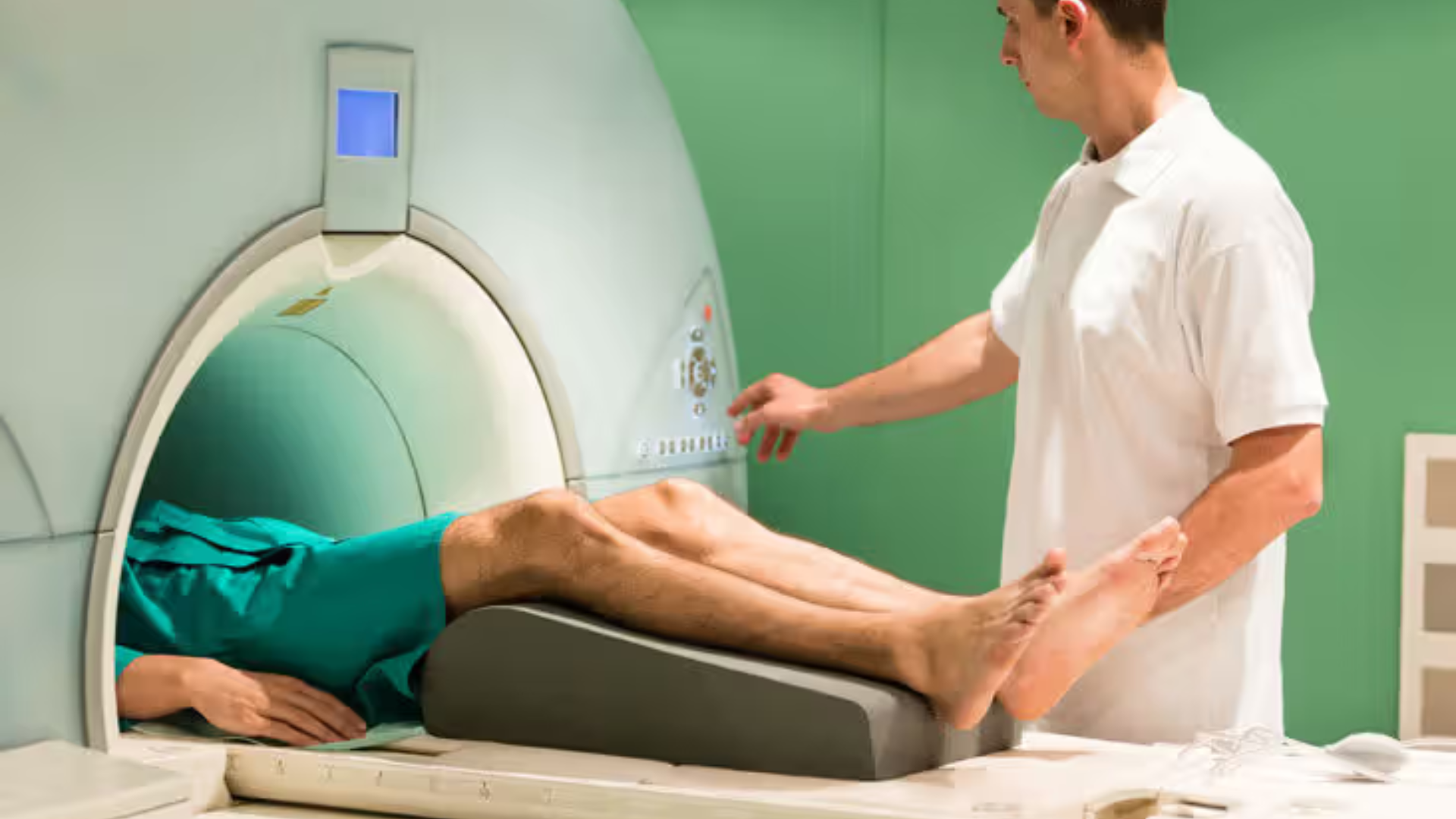 Có thể cần dùng thuốc cản quang trong một số trường hợp để làm rõ cấu trúc mạch máu hoặc mô mềm