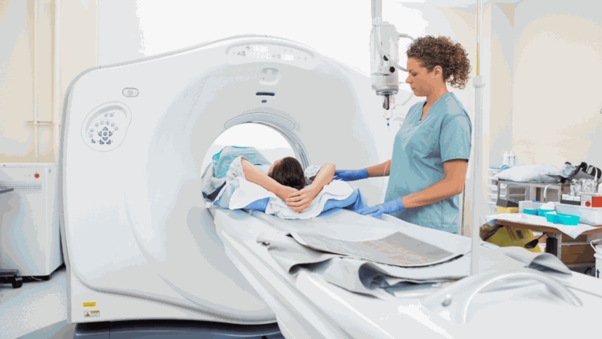 Bạn có thể phải chi trả phí phụ thu cho kíp trực nếu chụp CT não ngoài giờ