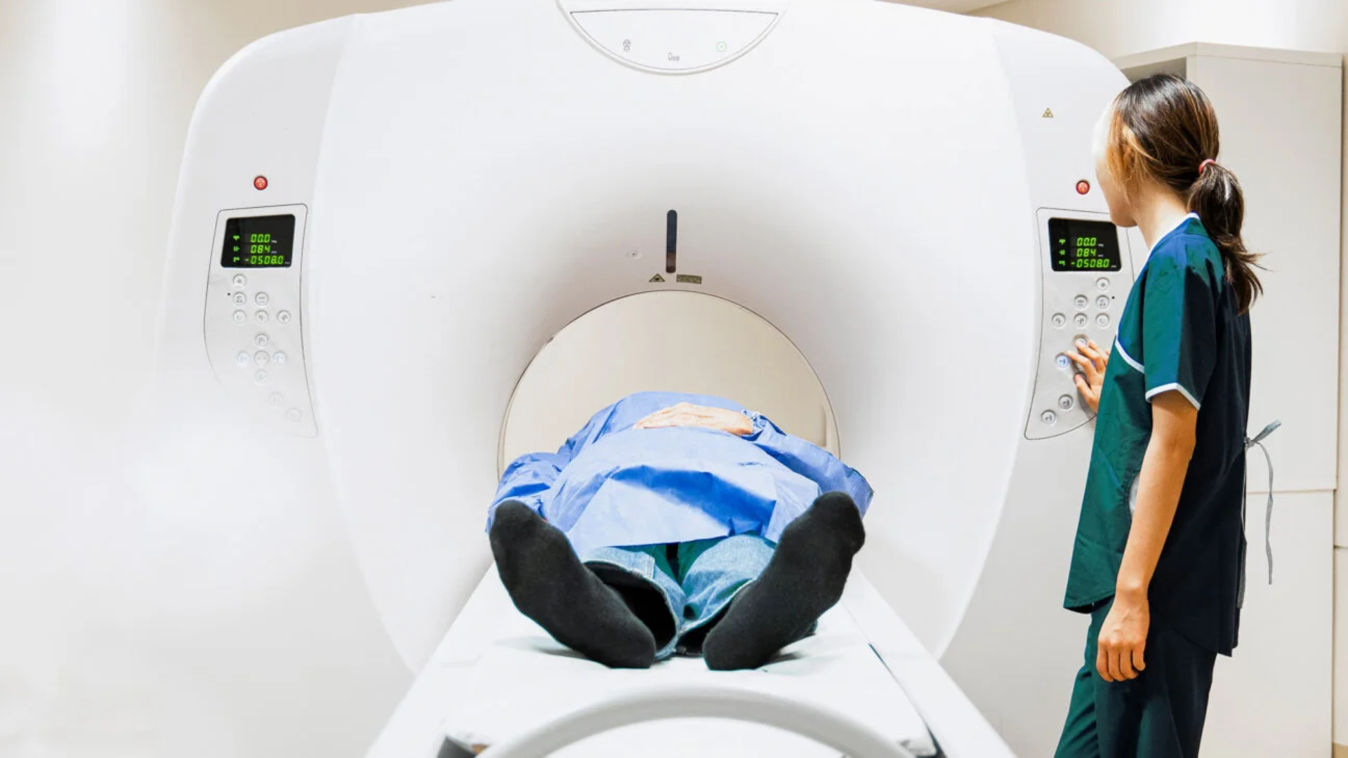 Khi chụp CT ổ bụng người bệnh cần nằm yên và có thể được yêu cầu nín thở vài giây để hình ảnh rõ nét hơn