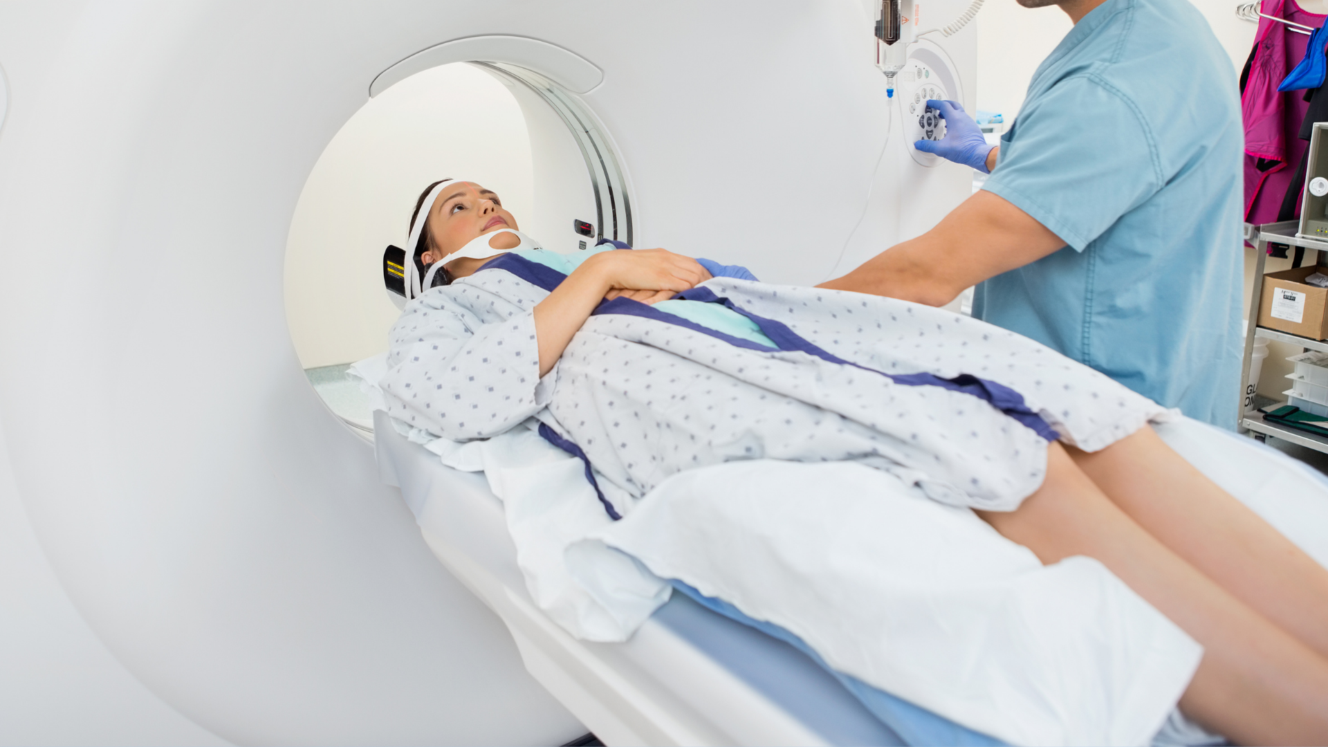 Bác sĩ có thể chỉ định chụp CT phổi nếu có các dấu hiệu nghi ngờ viêm phổi nặng