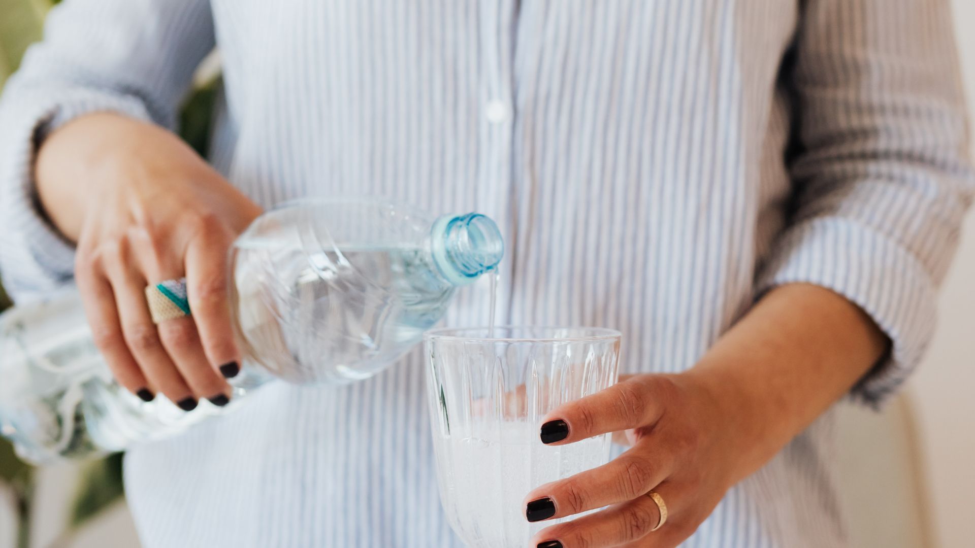 Bạn cần uống nhiều nước để đào thải thuốc cản quang sau chụp mạch máu số hóa xóa nền