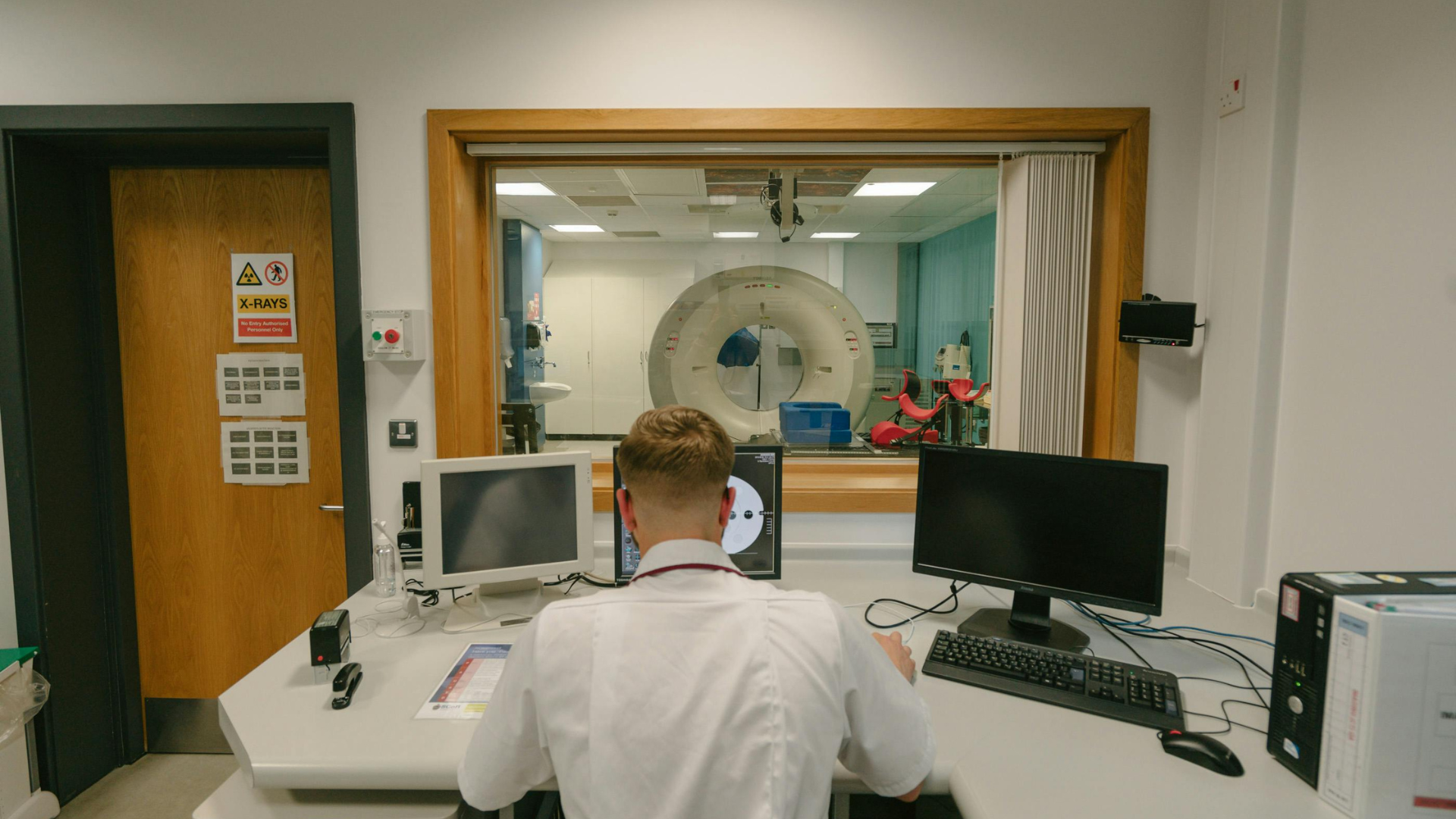 Người bệnh nằm trên bàn chụp, bàn sẽ trượt vào lòng máy MRI hình trụ