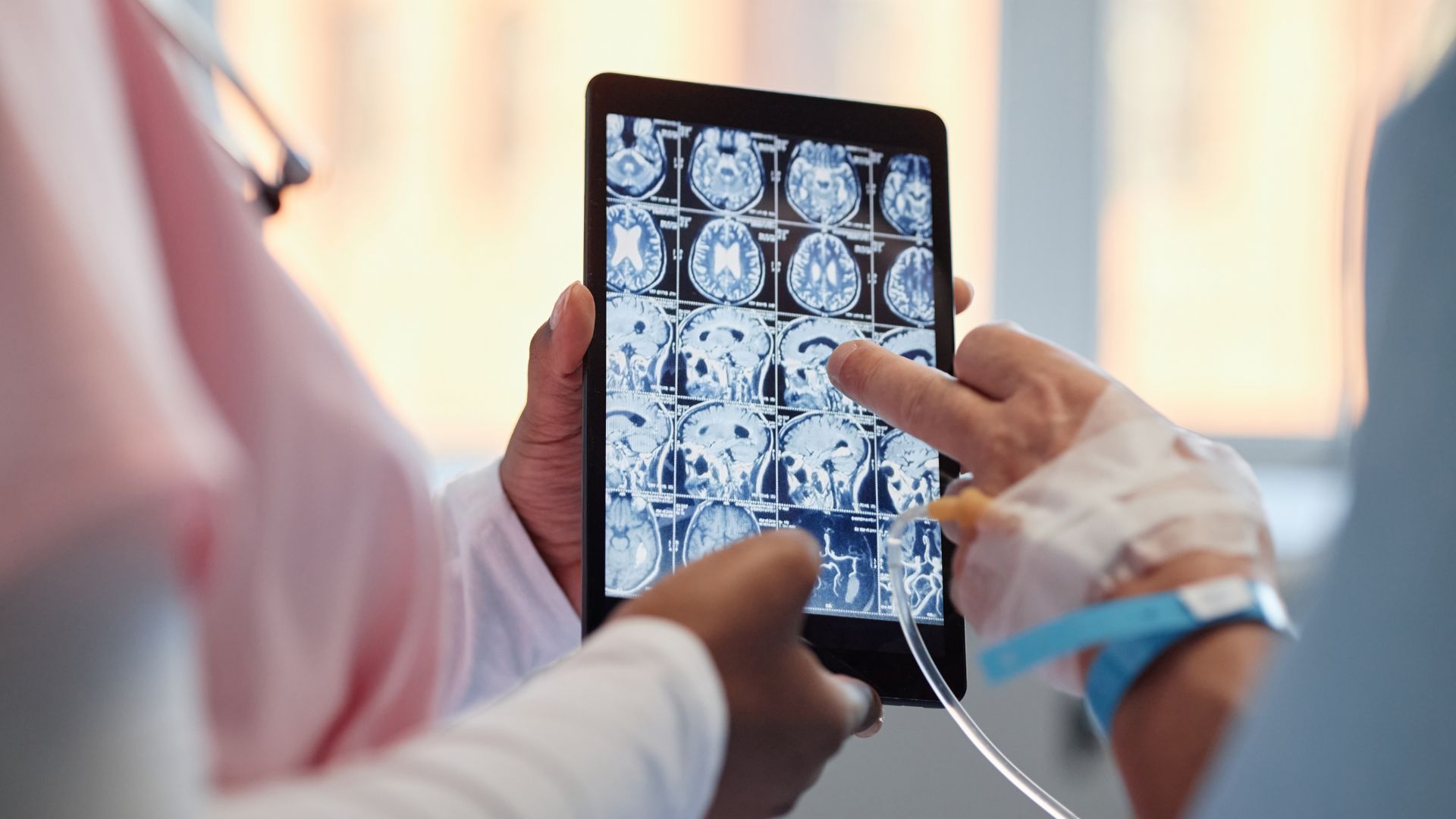 Người chụp MRI sử dụng thuốc cản quang cần phải nhịn ăn trước khi chụp