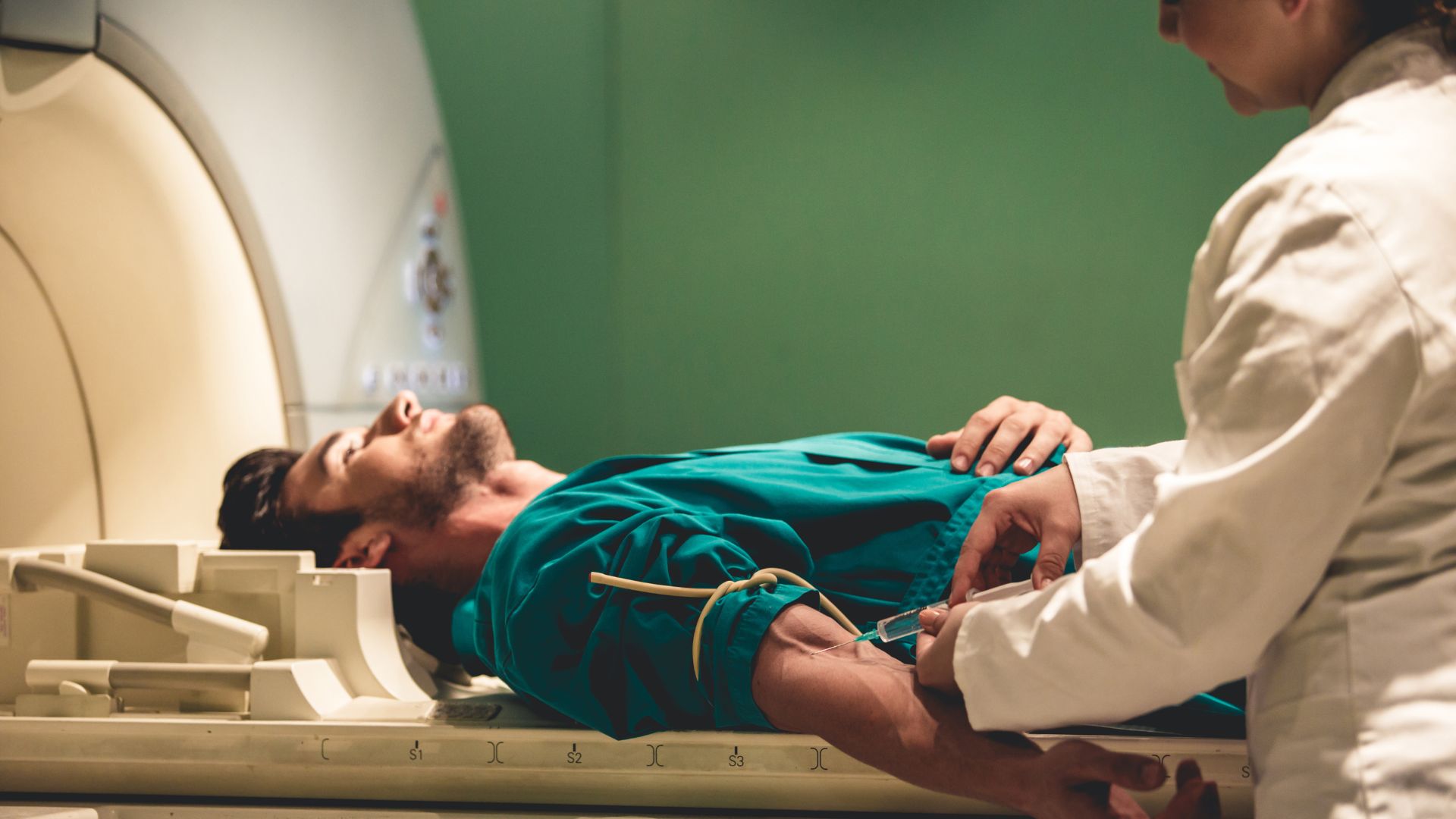 Chụp MRI có tiêm thuốc cản quang là người bệnh được tiêm thuốc đối khi chụp