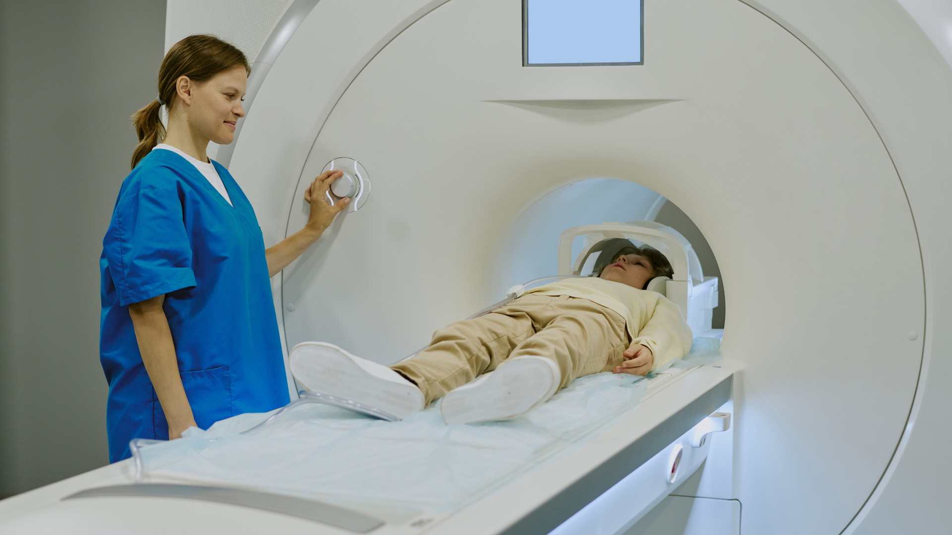 Trước khi chụp MRI, người bệnh cần tháo bỏ toàn bộ vật dụng kim loại