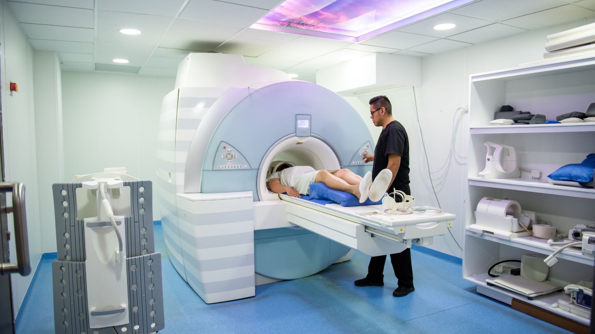 Chụp MRI não là một kỹ thuật chẩn đoán hình ảnh giúp ghi lại hình ảnh của não bộ