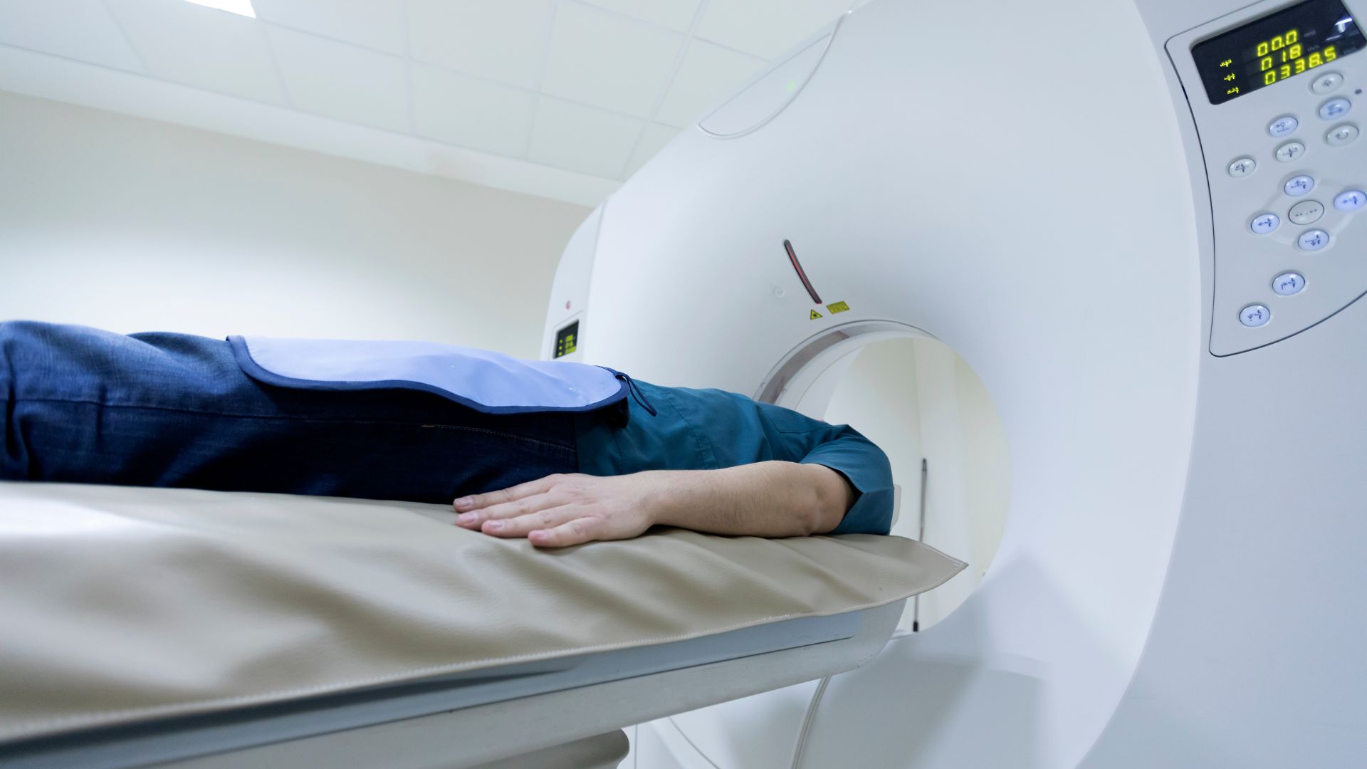 Người bệnh cần giữ nguyên tư thế khi chụp MRI để tránh làm mờ hình ảnh