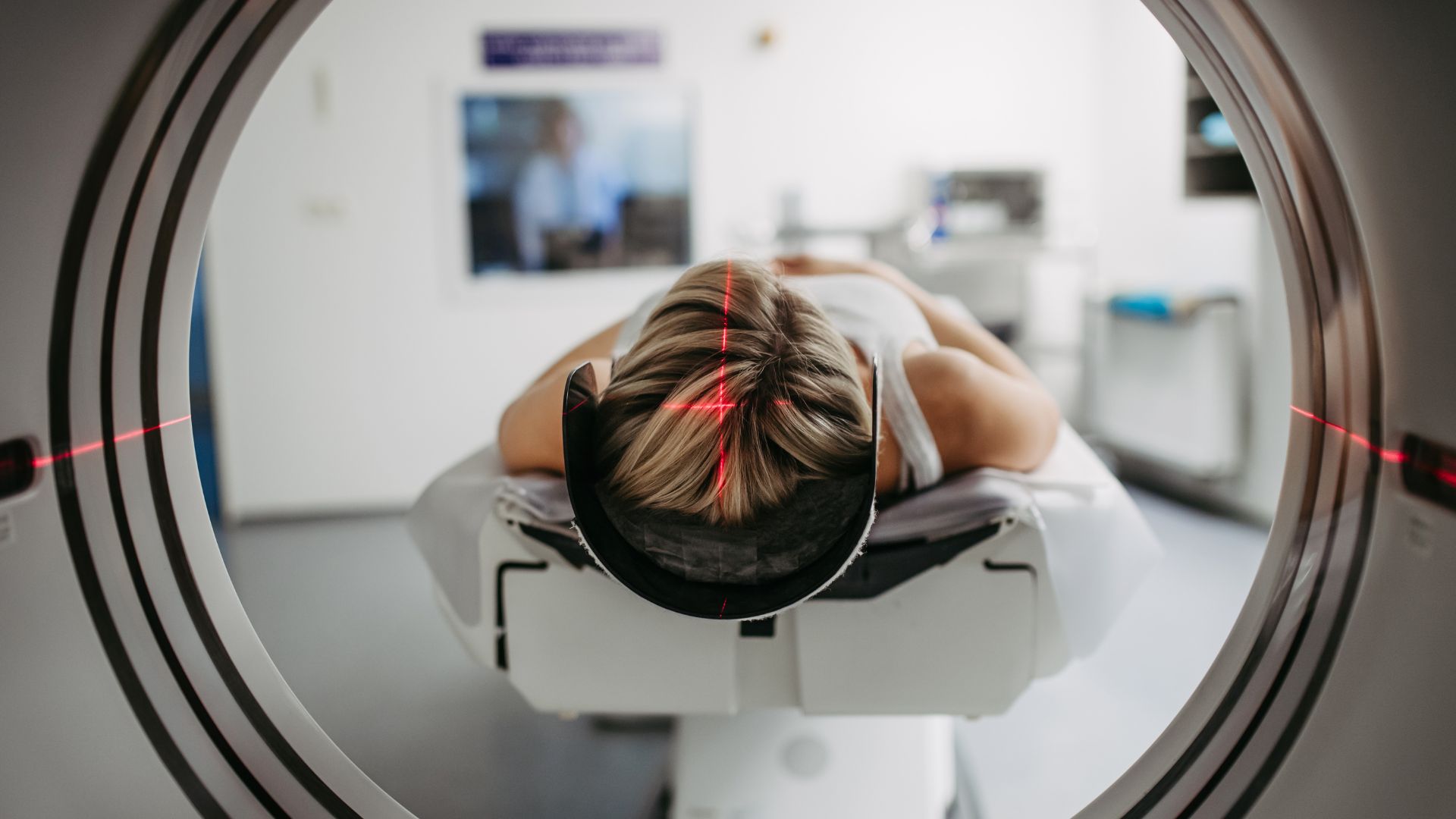 Người bệnh cần nằm yên trong quá trình chụp MRI