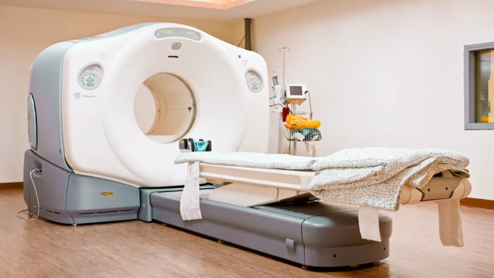 PET CT chỉ ghi nhận bức xạ phát ra từ dược chất phóng xạ đã tiêm với liều rất nhỏ, không phải chiếu tia vào cơ thể
