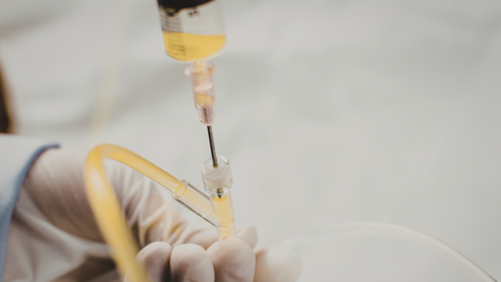 Tiêm dược chất phóng xạ là bước không thể thiếu trong quy trình chụp PET CT