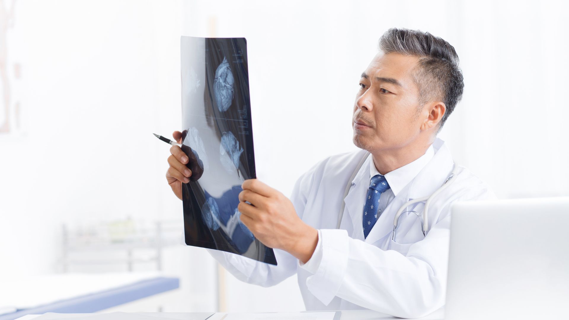 Chụp X-quang xương khớp giá bao nhiêu là thắc mắc chung của nhiều người bệnh khi được chỉ định thực hiện chụp X-quang