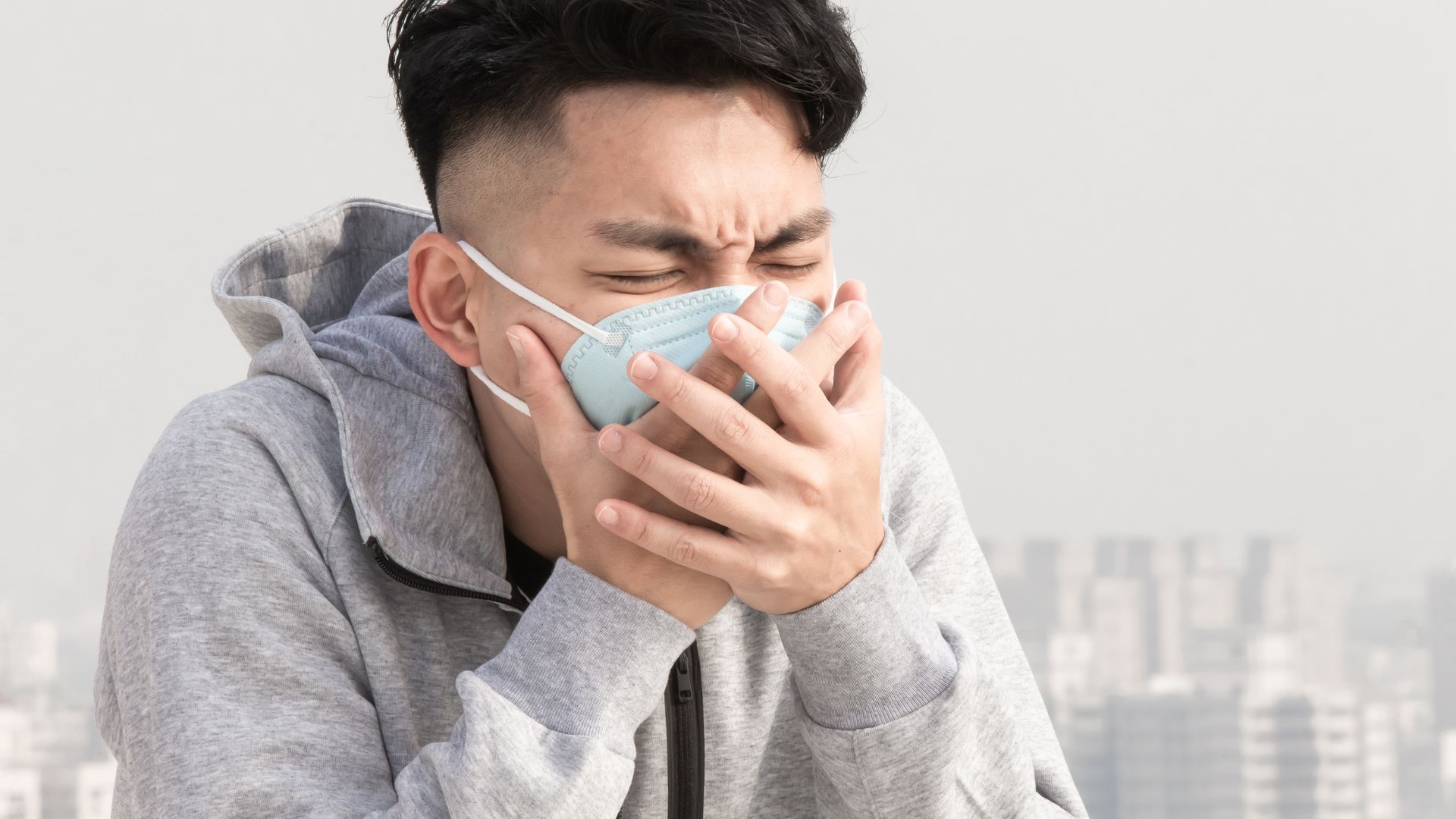 Vi khuẩn lây qua giọt bắn khi ho, hắt hơi hoặc qua tiếp xúc gần, dùng chung đồ cá nhân